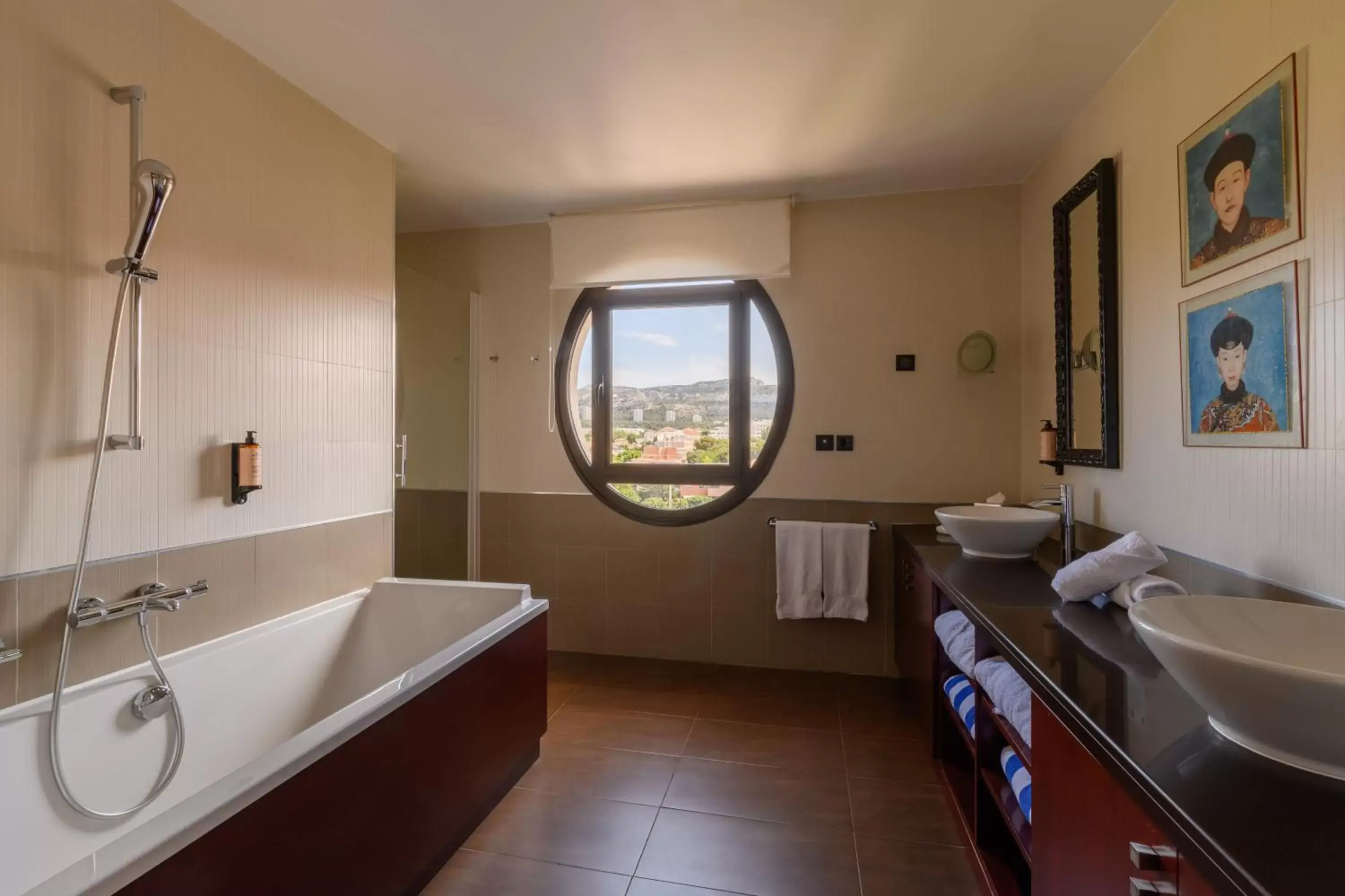 Bathroom in Golden Tulip Villa Massalia