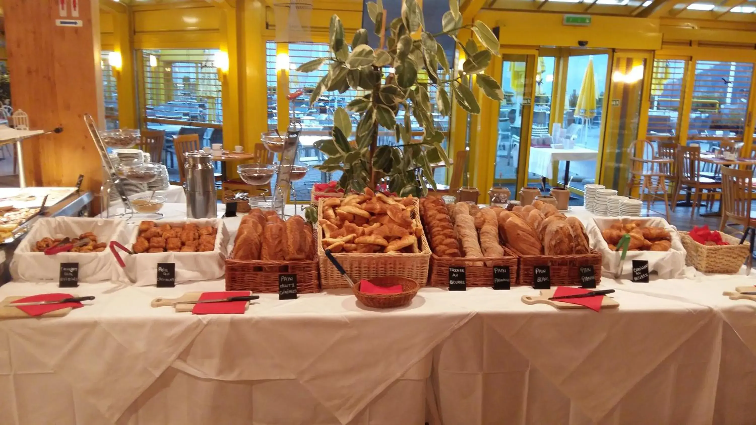 Continental breakfast in Hôtel des Bains d'Ovronnaz