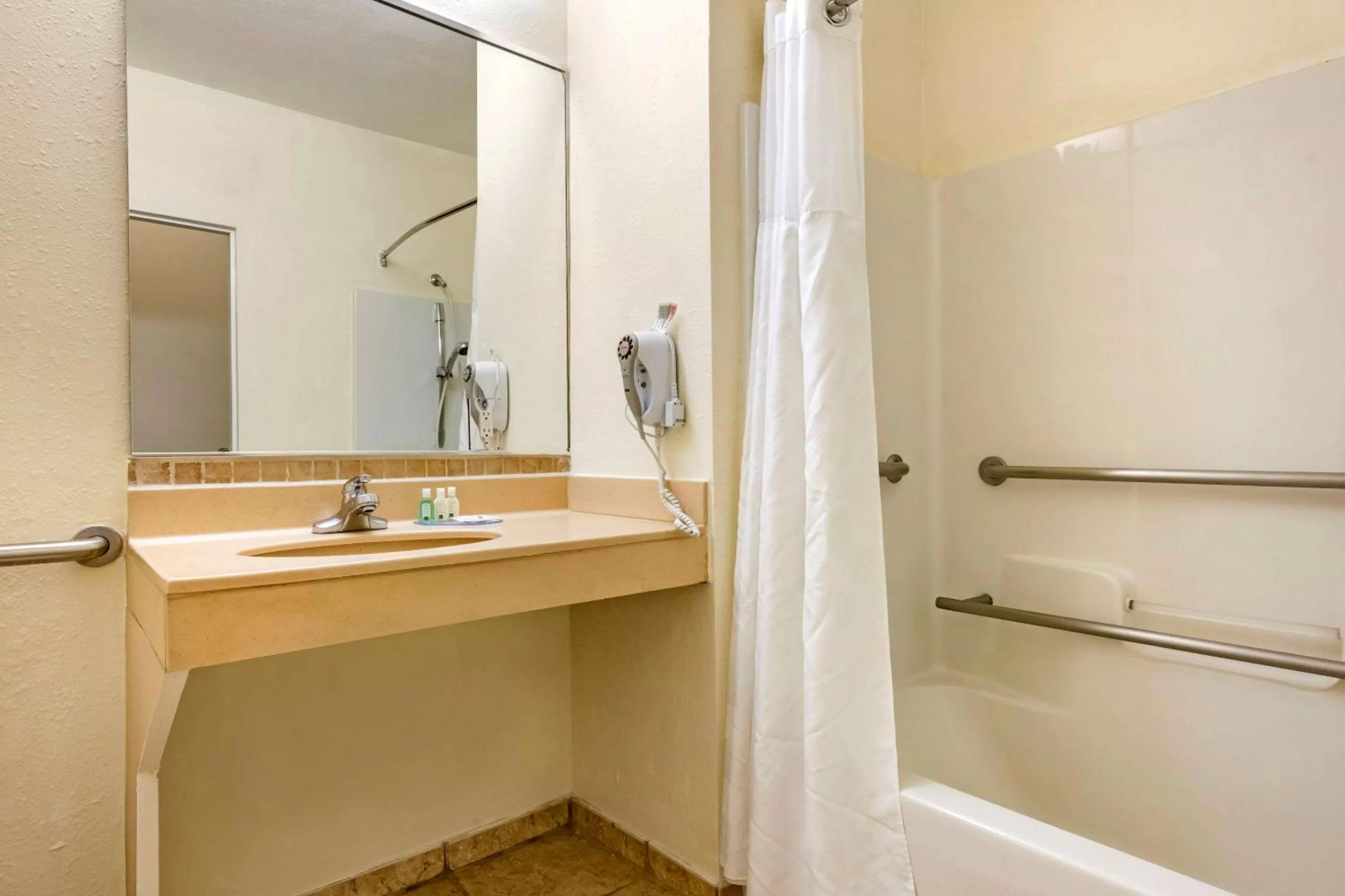 Bathroom in Quality Inn Zephyrhills-Dade City