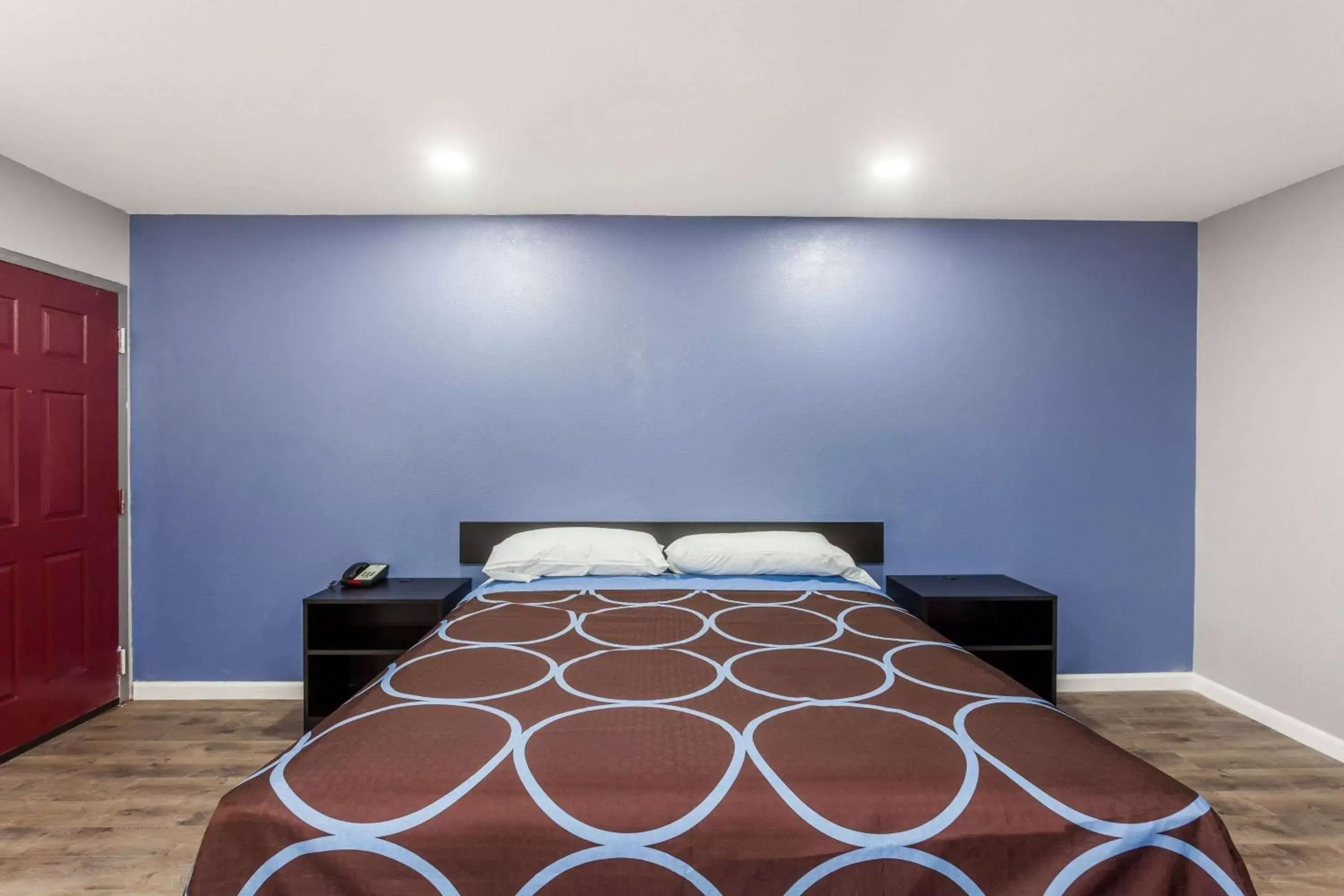 Bedroom, Bed in Super 8 by Wyndham Visalia