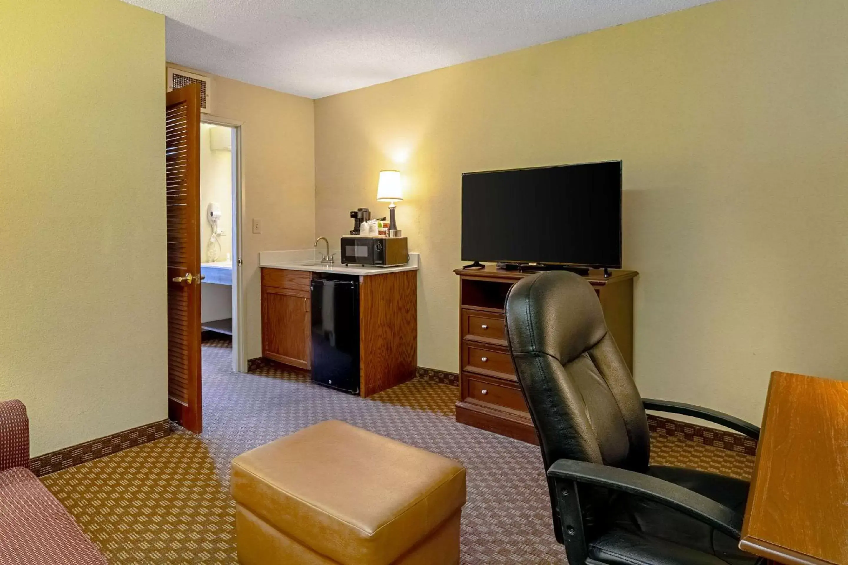 Photo of the whole room, TV/Entertainment Center in Quality Suites