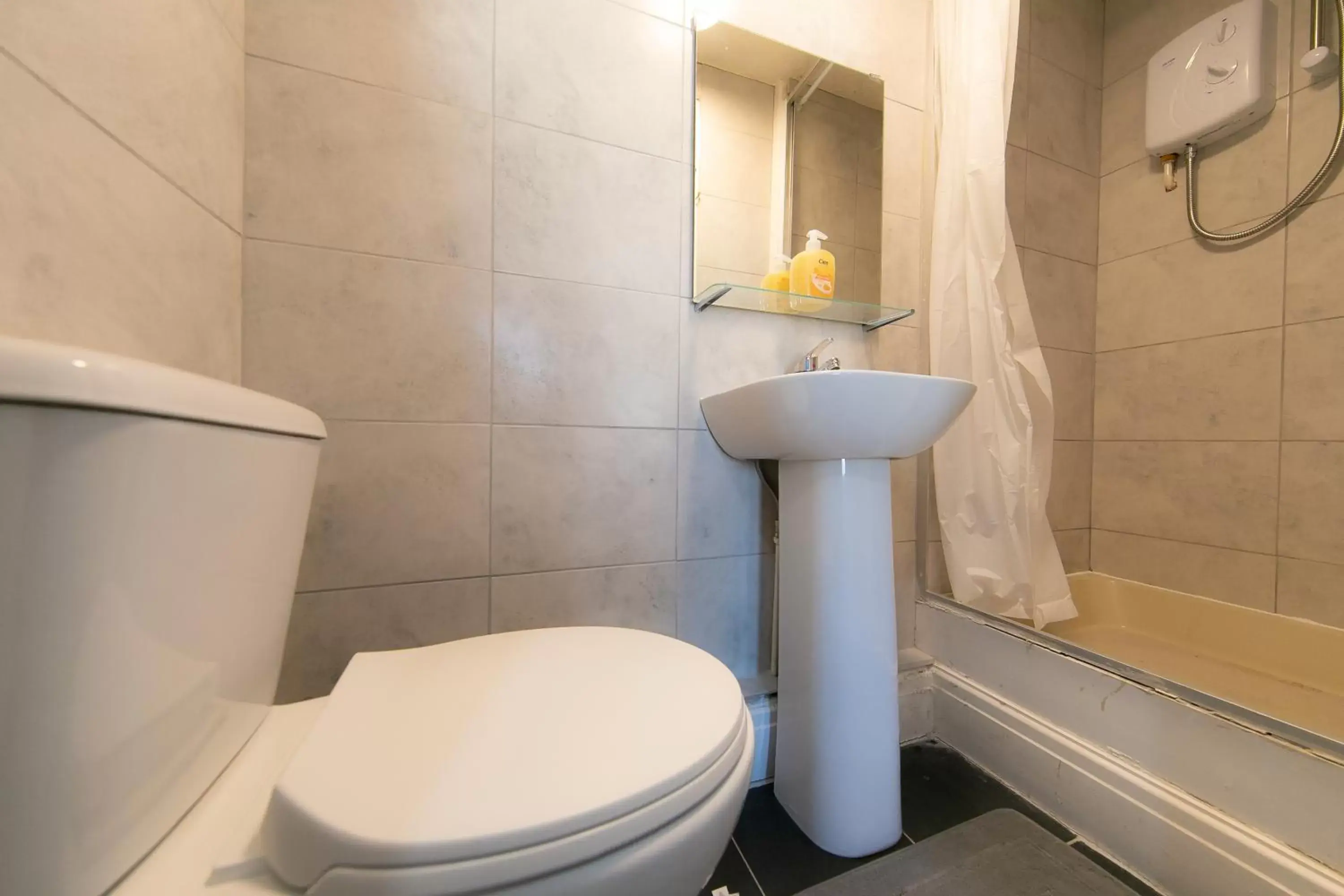 Bathroom in The New Apollo Hotel