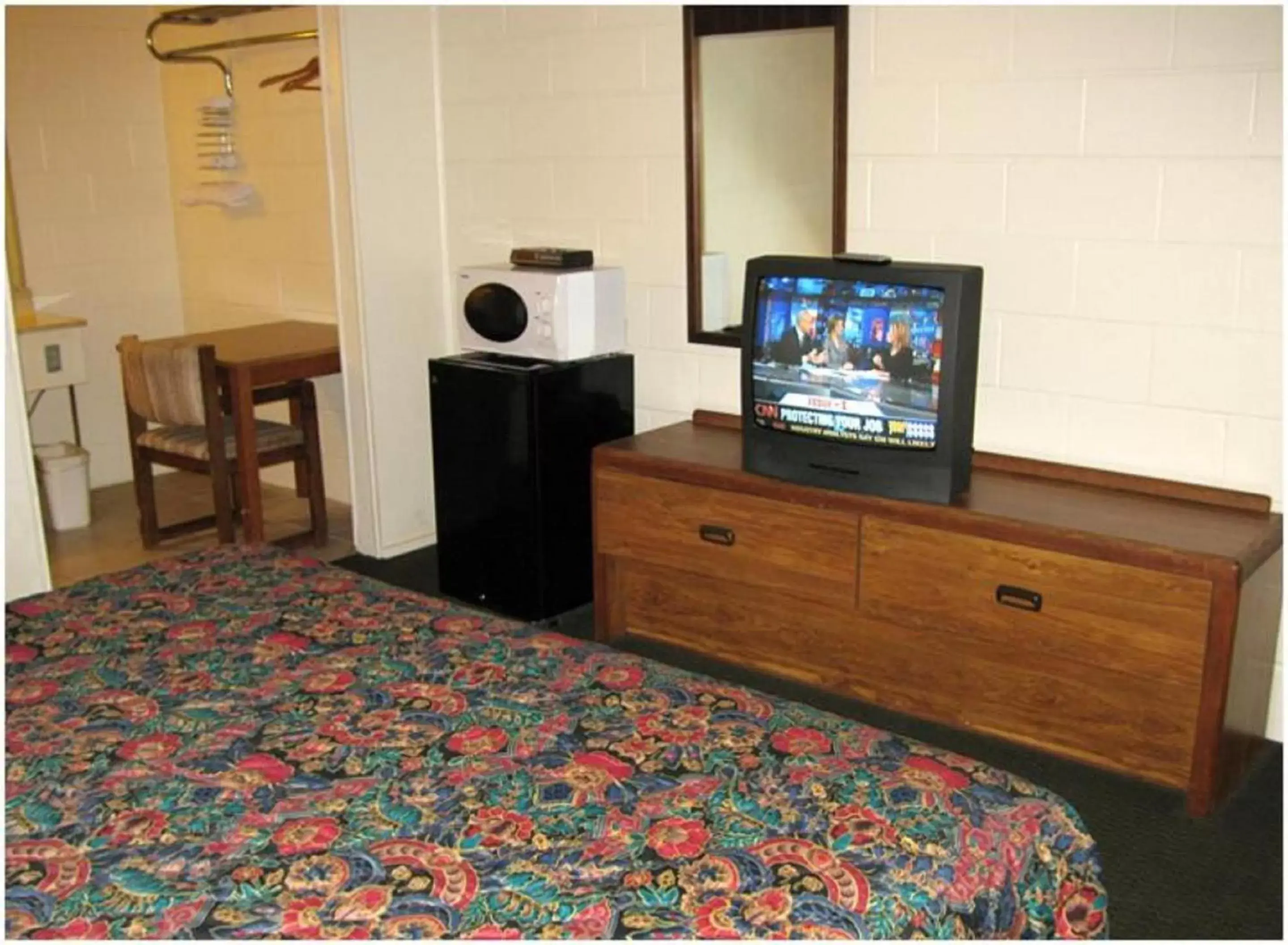 Bed, TV/Entertainment Center in Royal Inn Linden