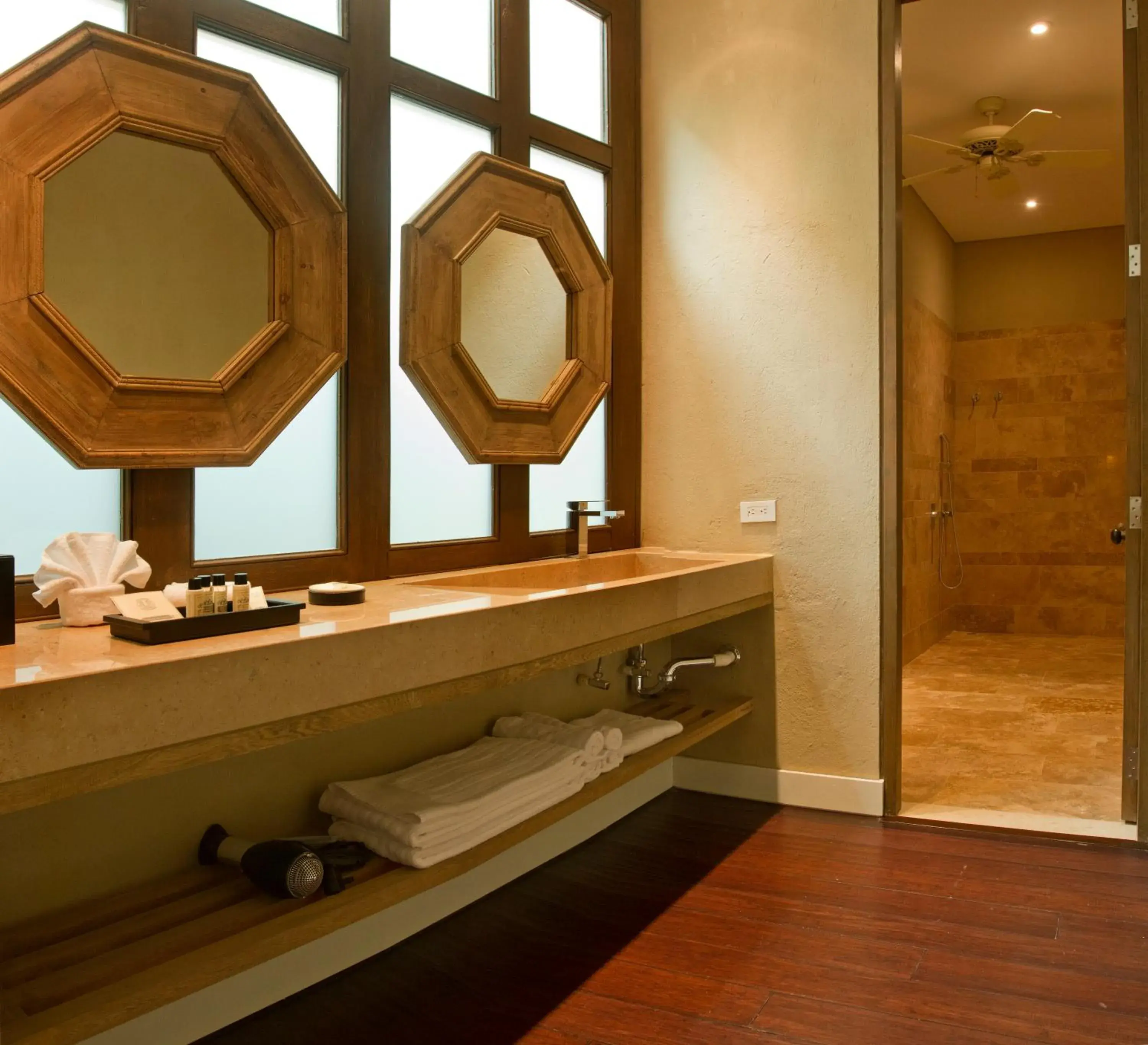 Bathroom in Bastión Luxury Hotel