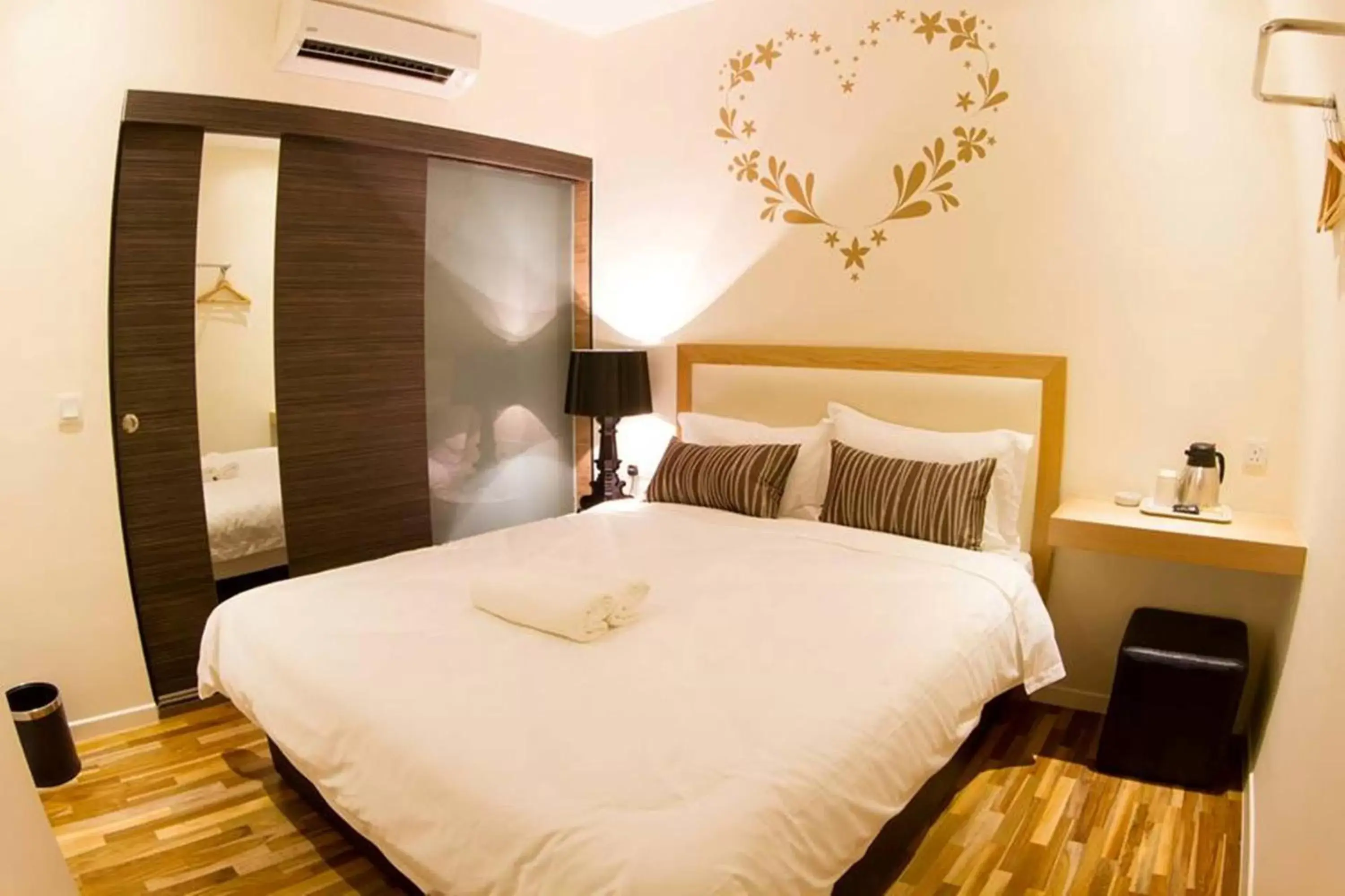 Photo of the whole room, Bed in Mood Hotel Photo of the whole room, Bed in Mood Hotel