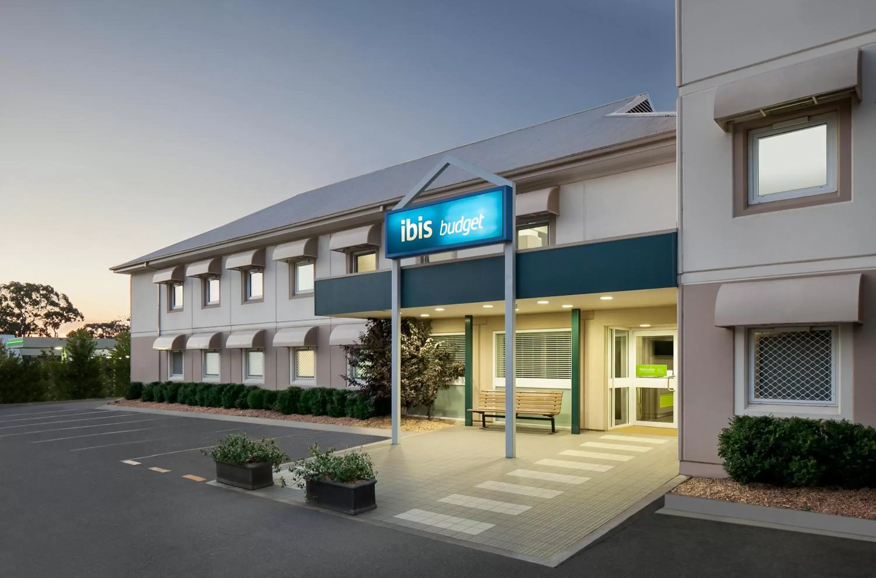 Facade/entrance in ibis Budget Canberra Facade/entrance in ibis Budget Canberra