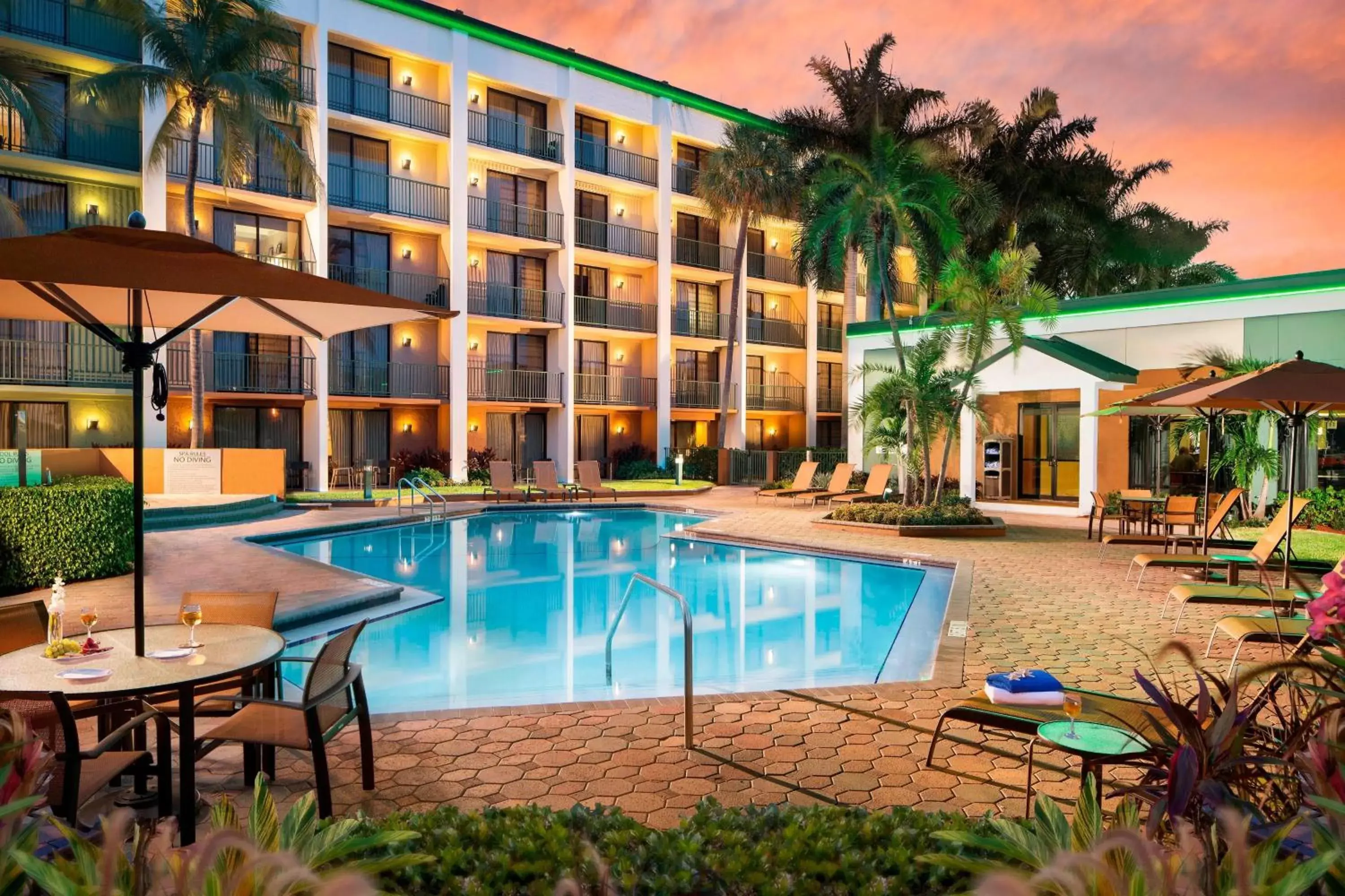 Swimming Pool in Courtyard by Marriott Fort Lauderdale East / Lauderdale-by-the-Sea