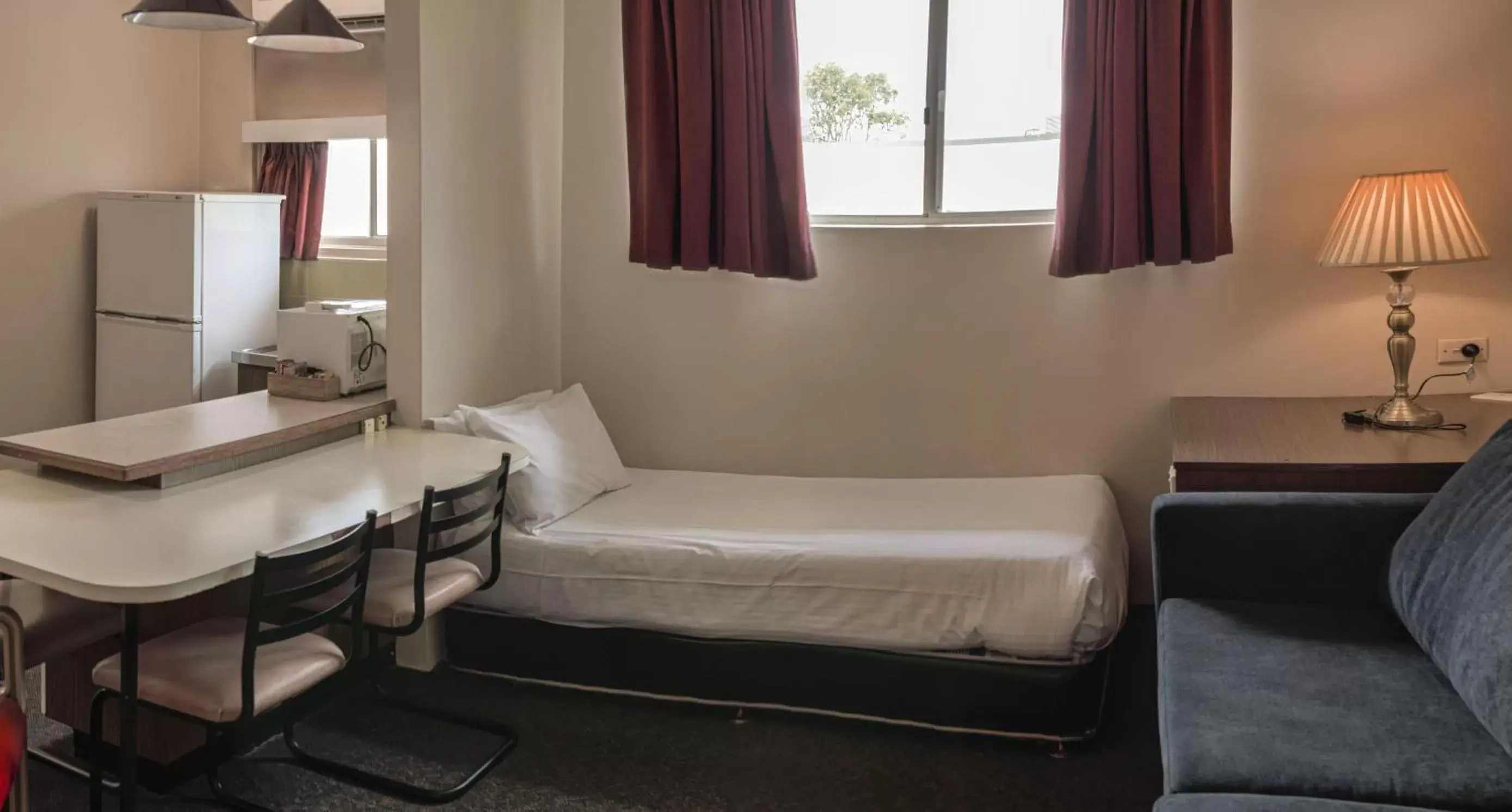 Kitchen or kitchenette, Bed in Katoomba Town Centre Motel