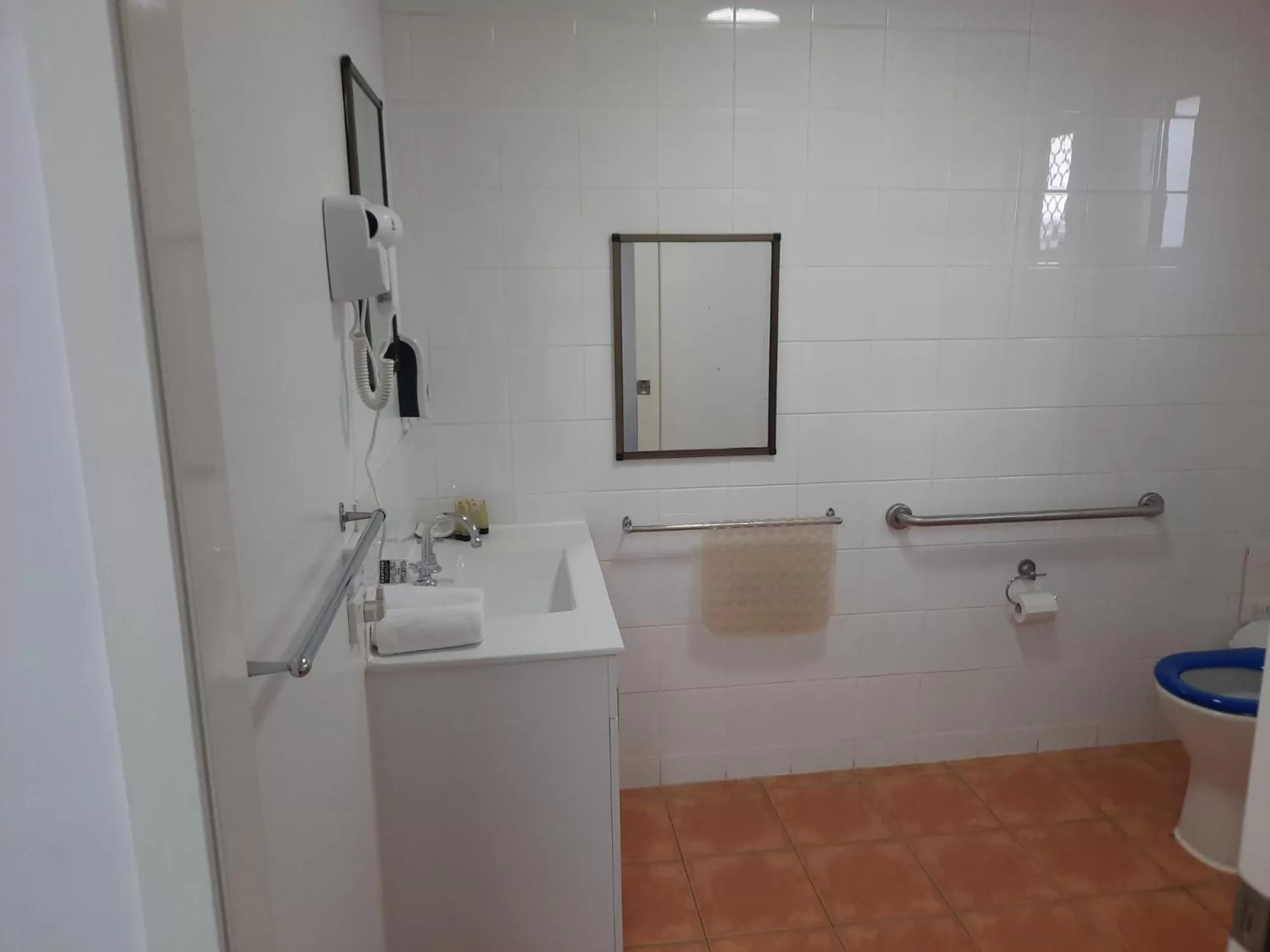 Toilet in Cleveland Motor Inn