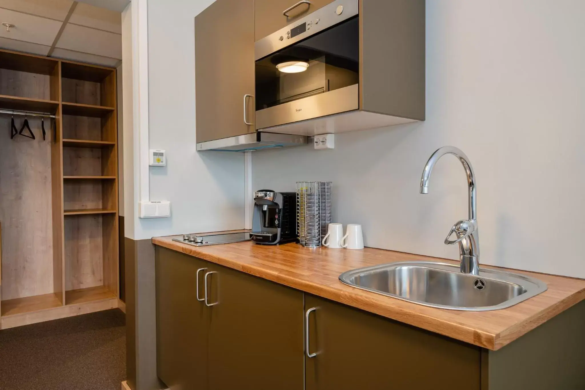 Coffee/tea facilities, Kitchen/Kitchenette in Smarthotel Hammerfest