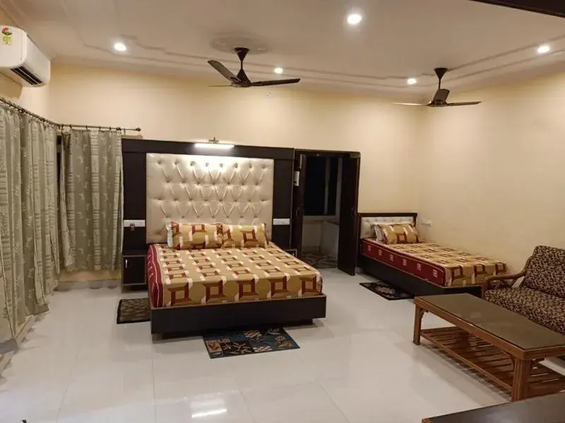 Photo of the whole room, Bed in Scindhia Guest House