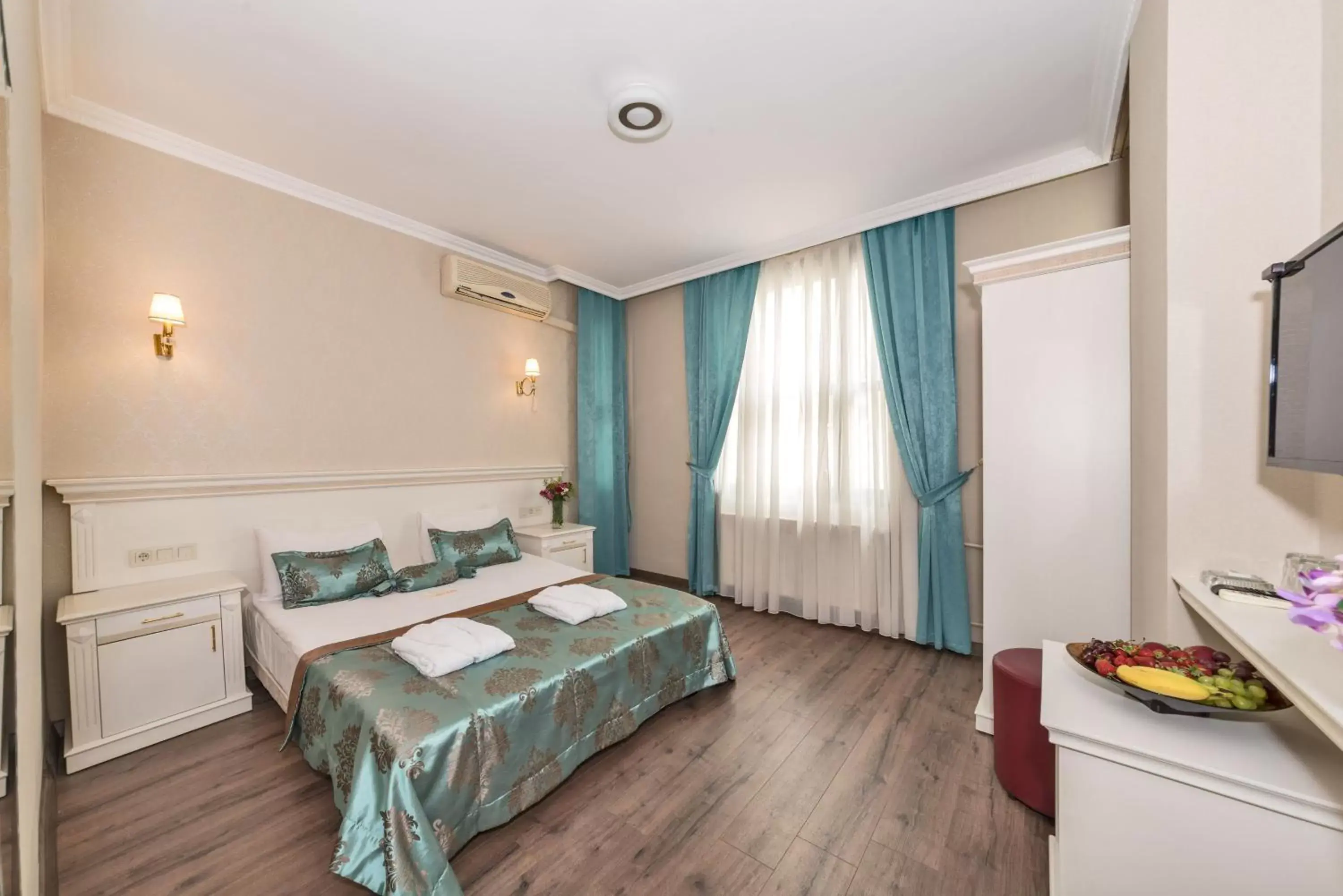 Photo of the whole room, Bed in Valide Hotel