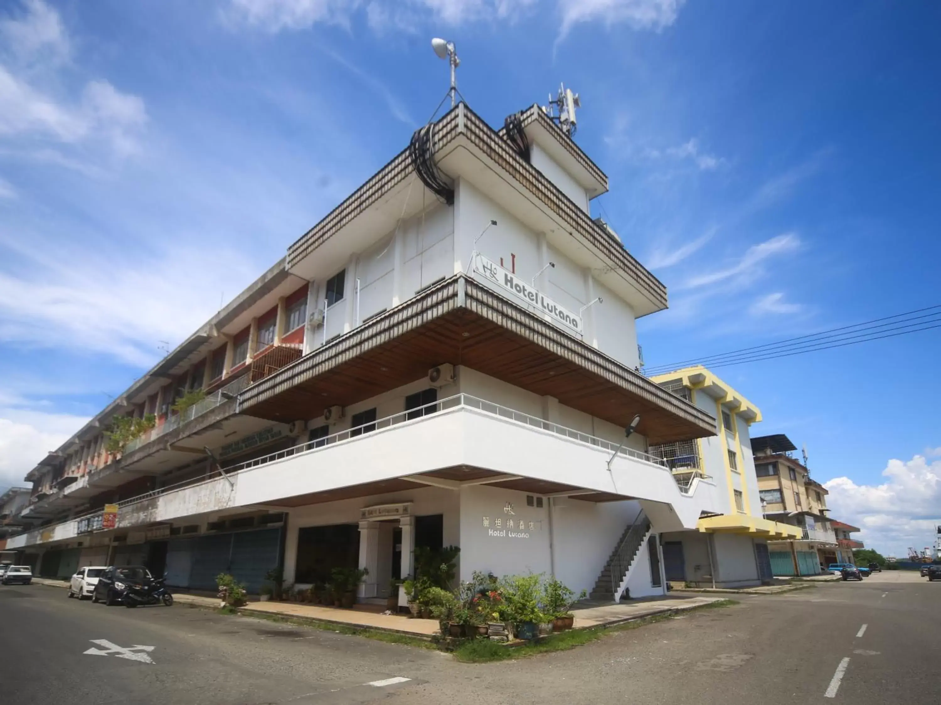 Facade/entrance, Property Building in OYO 1026 Hotel Lutana