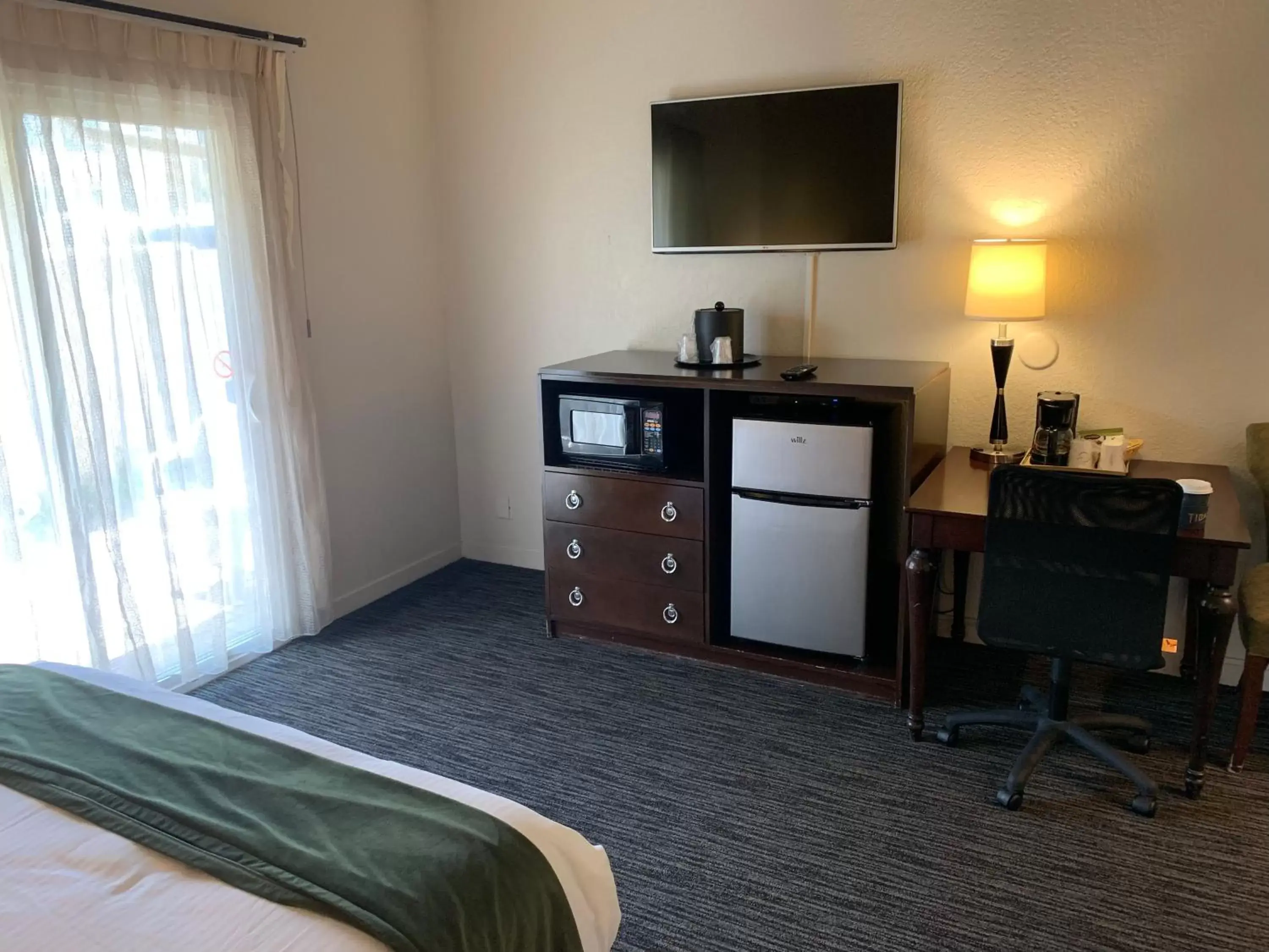 Bedroom, TV/Entertainment Center in Cannery Row Inn