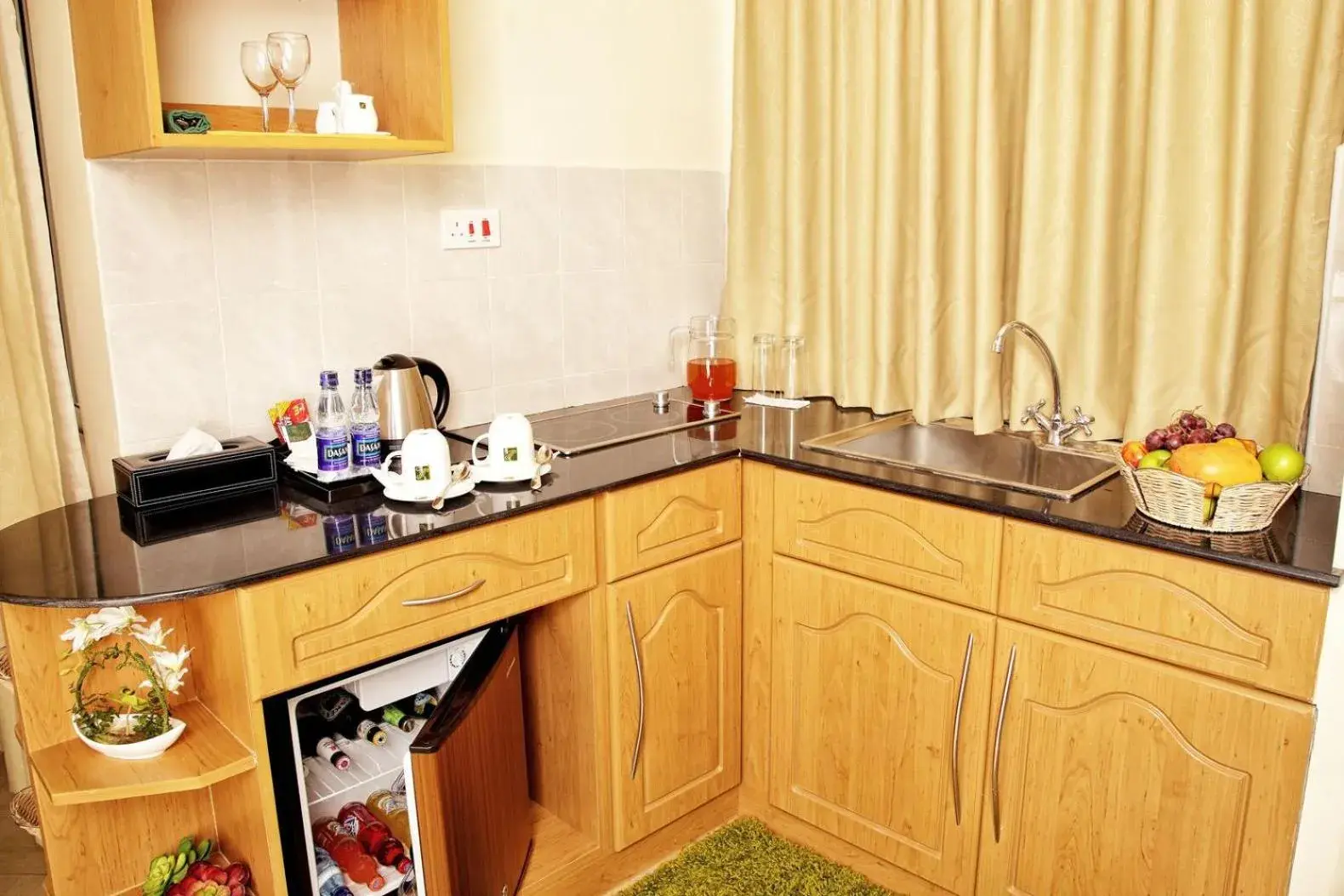 Coffee/tea facilities, Kitchen/Kitchenette in Longview Suites Hotel