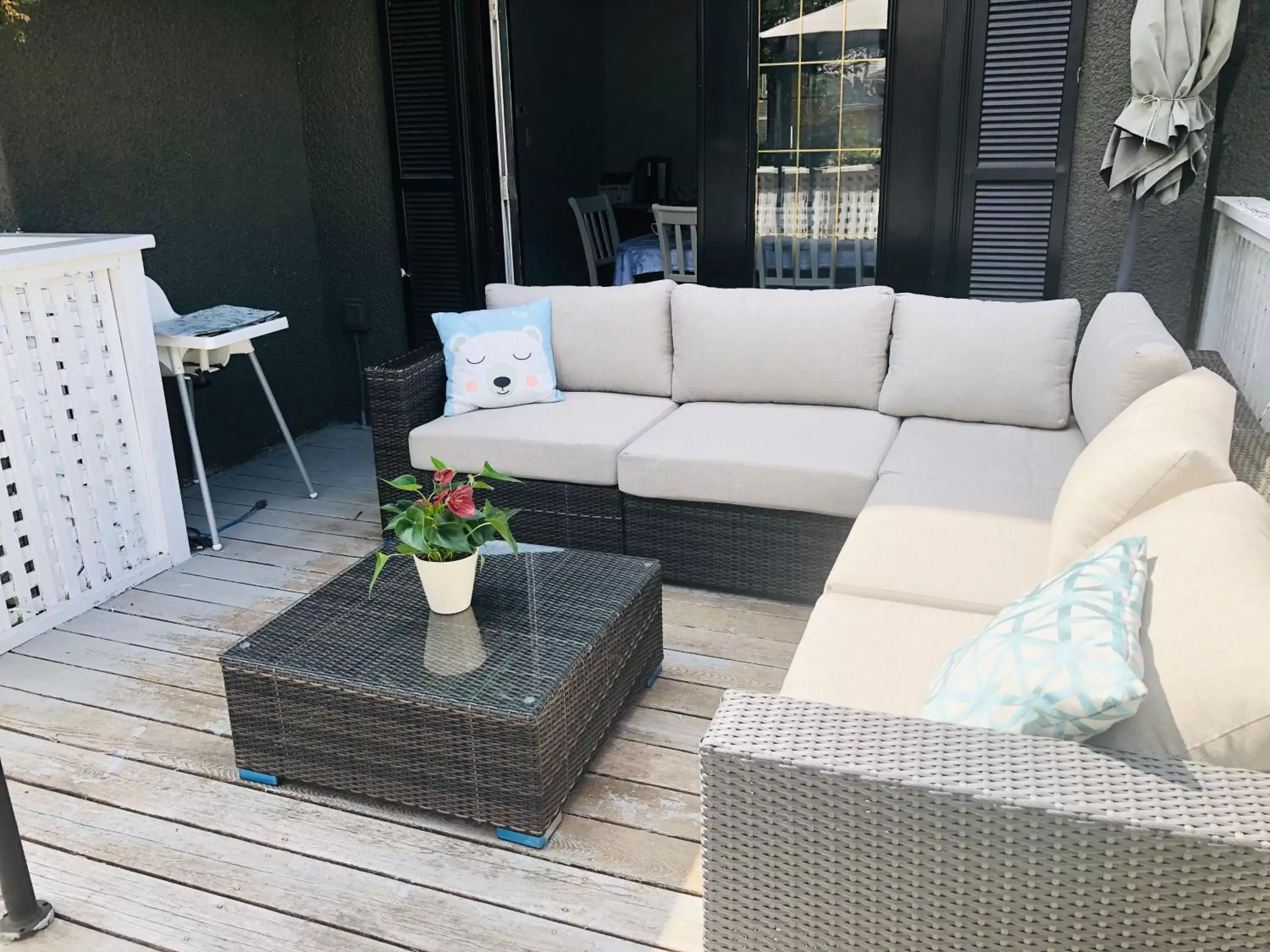 Seating Area in The Sunshine House-Free Parking