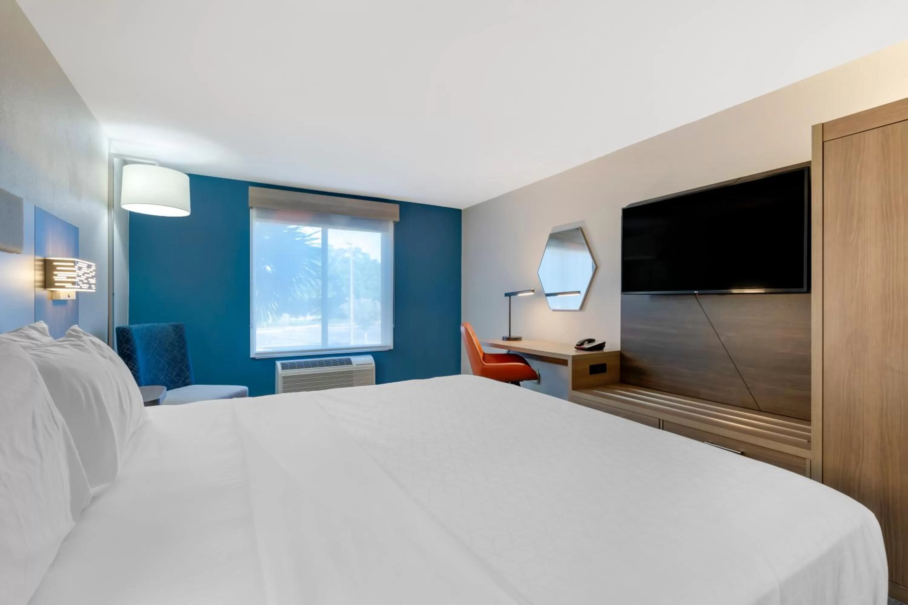 TV and multimedia, Bed in Holiday Inn Express Hotel & Suites - The Villages by IHG