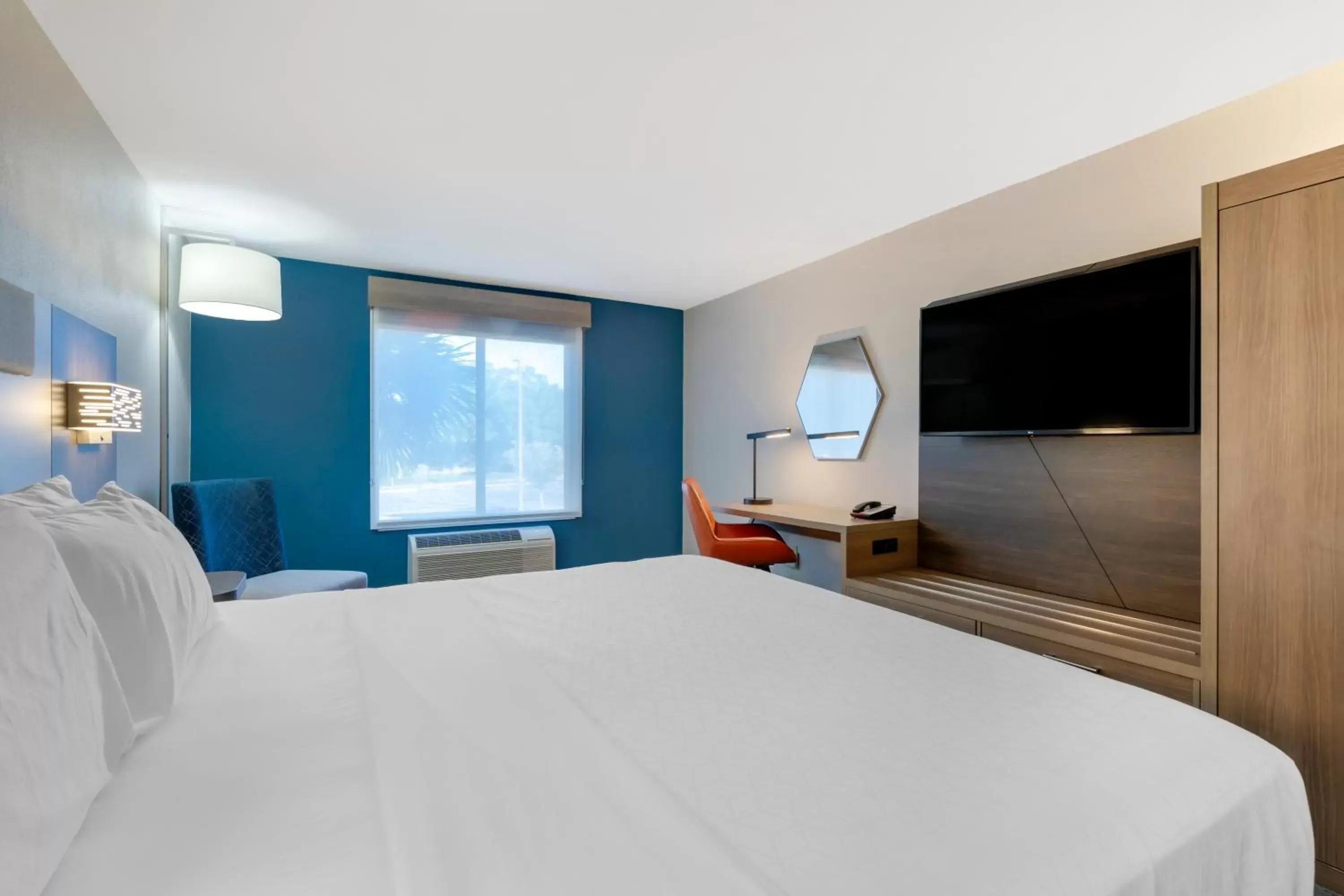 TV and multimedia, Bed in Holiday Inn Express Hotel & Suites - The Villages, an IHG Hotel