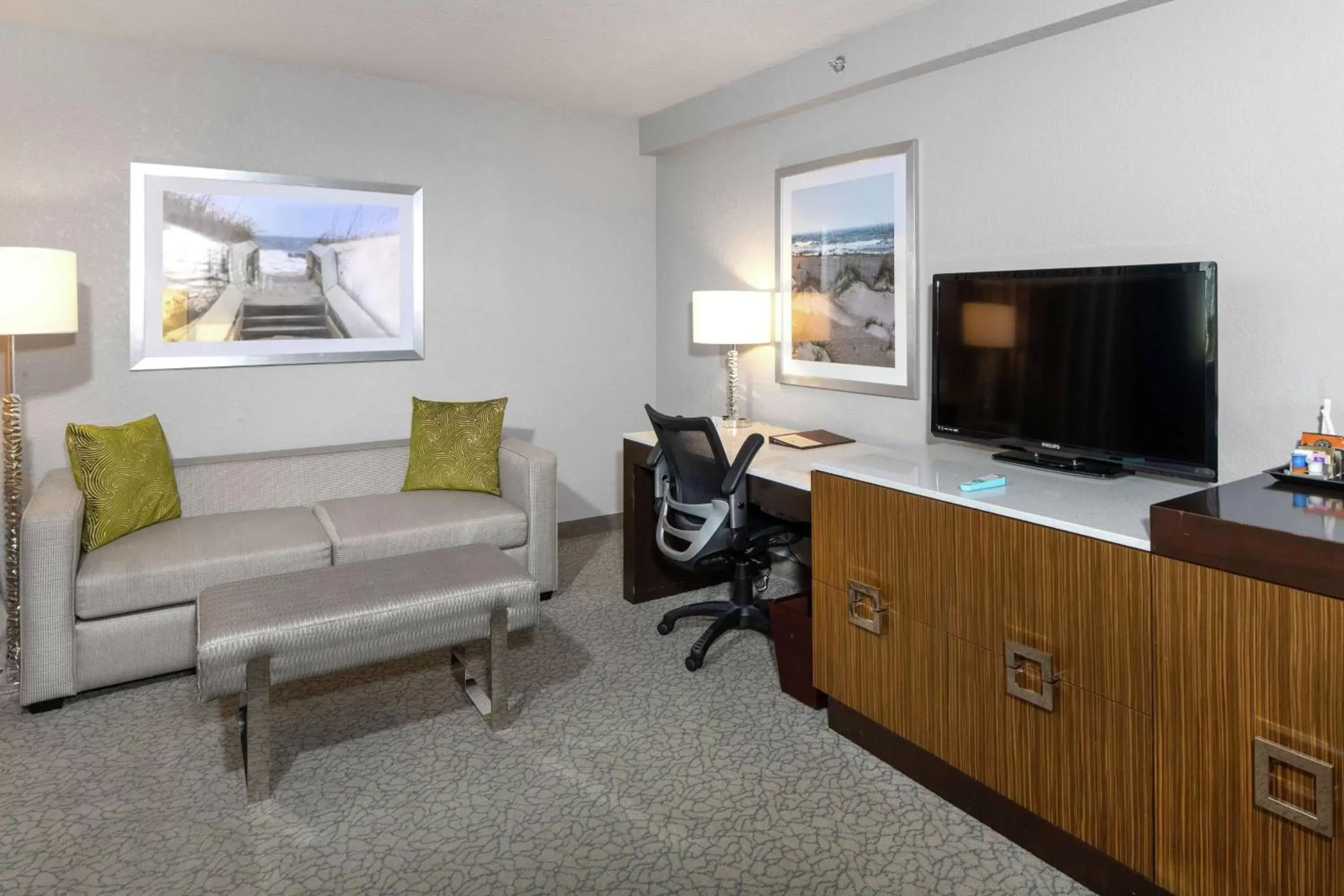 Bedroom, TV/Entertainment Center in DoubleTree by Hilton Hotel Jacksonville Airport