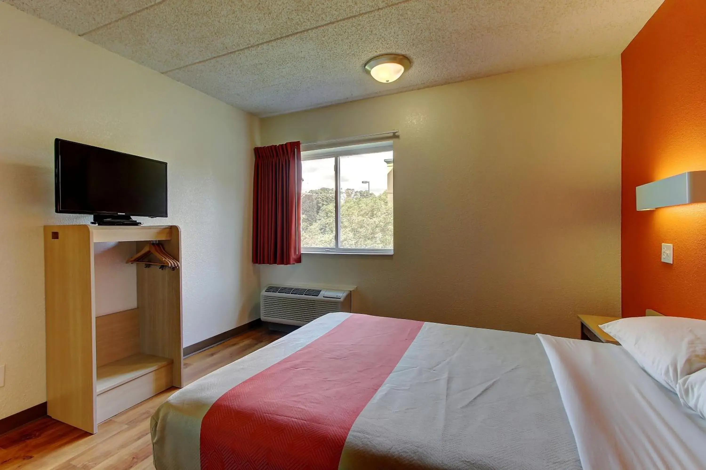 TV and multimedia, Bed in Motel 6-York, PA - North