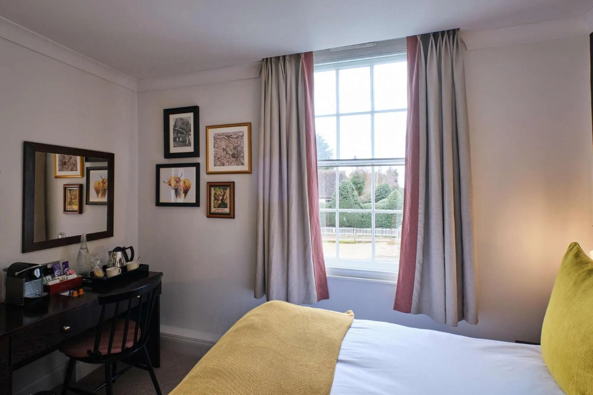 View (from property/room), Bed in The Bulls Head Hotel
