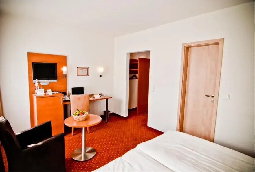 Photo of the whole room, TV/Entertainment Center in ParkHotel Fulda