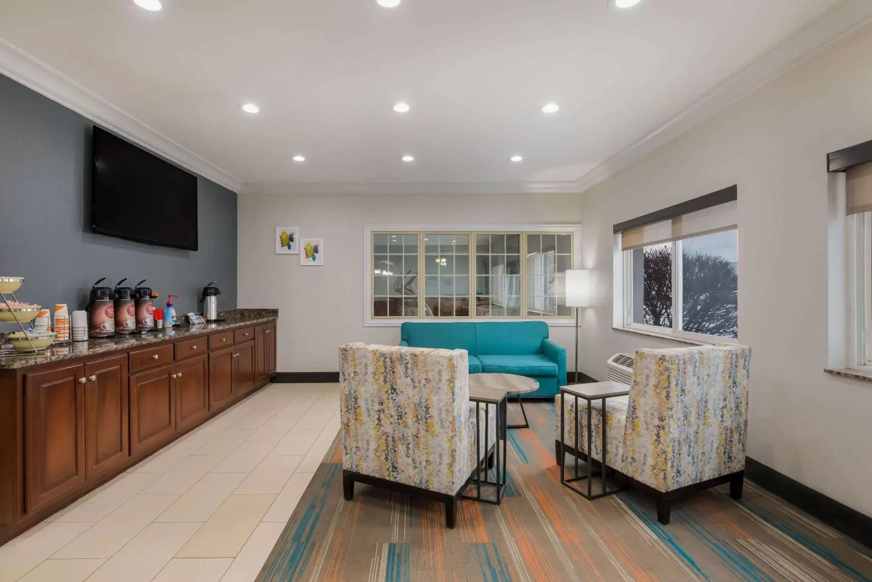 Breakfast in MainStay Suites Joliet I-80 Breakfast in MainStay Suites Joliet I-80