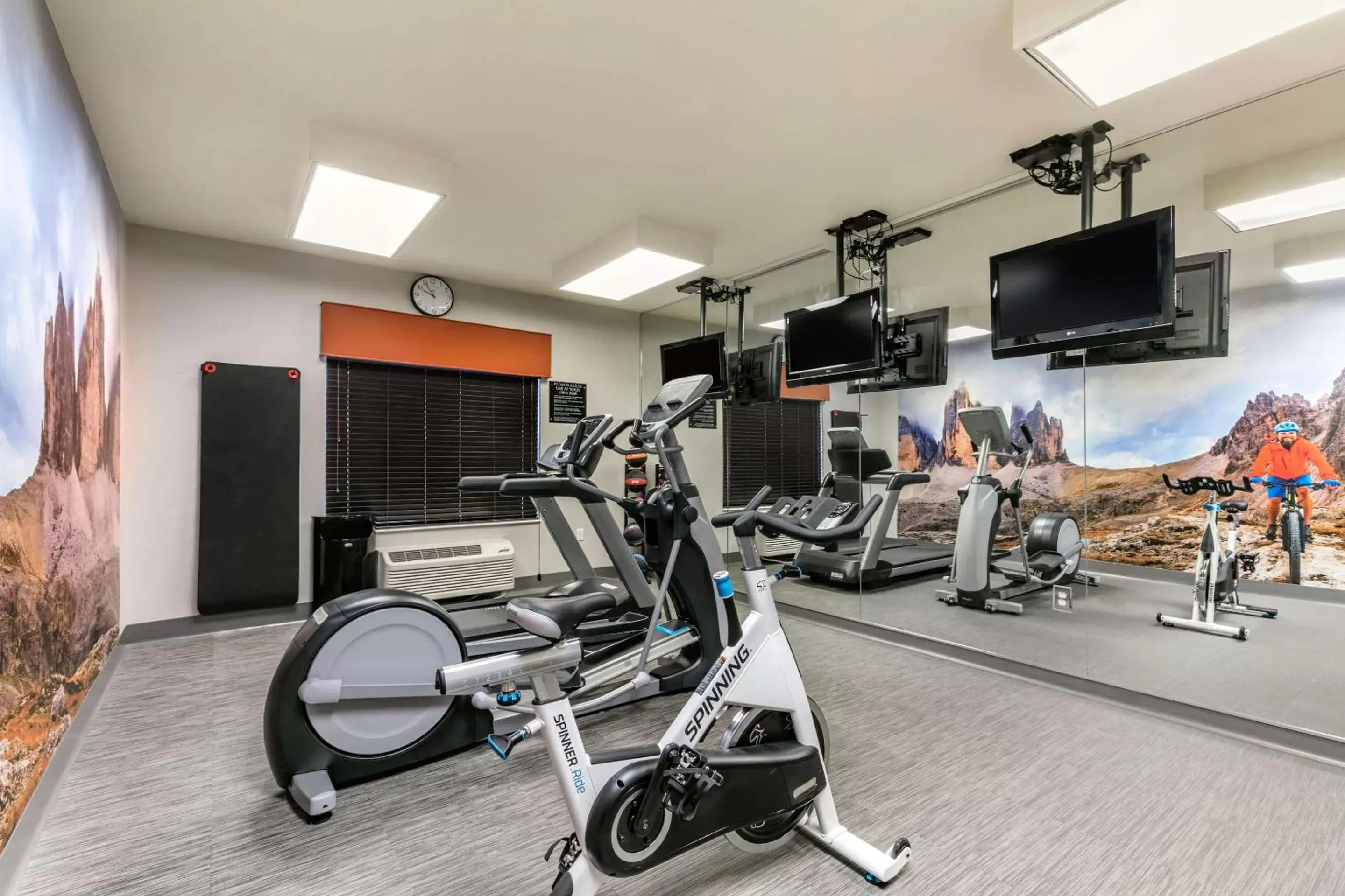 Fitness centre/facilities in Clarion Pointe Columbus-Bradley Park Fitness centre/facilities in Clarion Pointe Columbus-Bradley Park