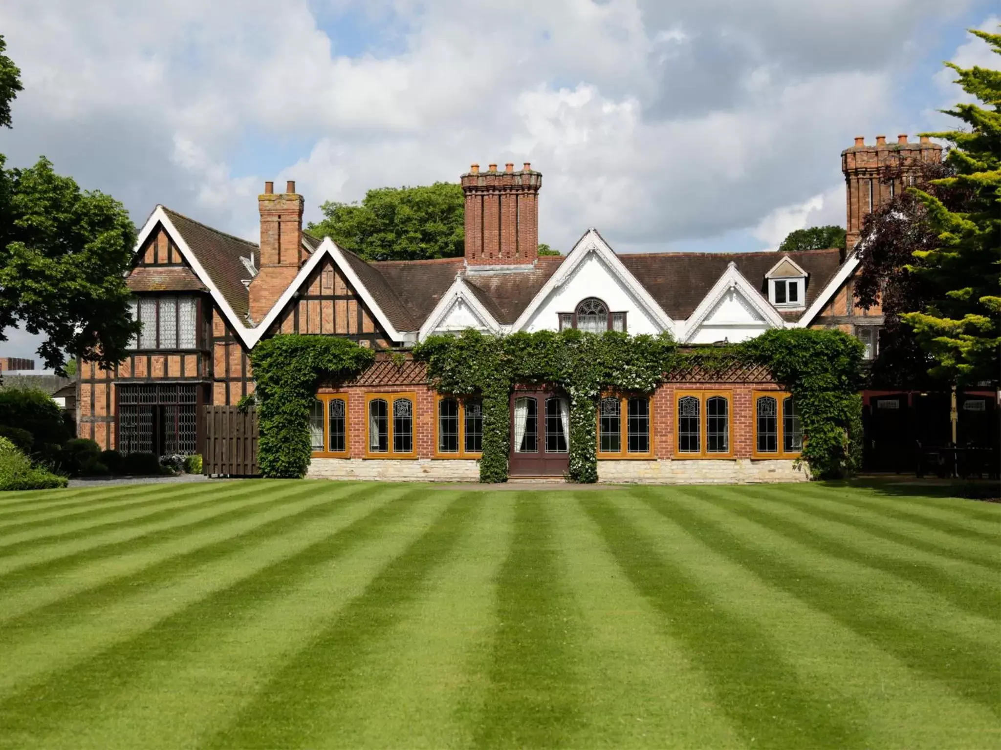 Property building in Macdonald Alveston Manor Hotel & Spa Property building in Macdonald Alveston Manor Hotel & Spa