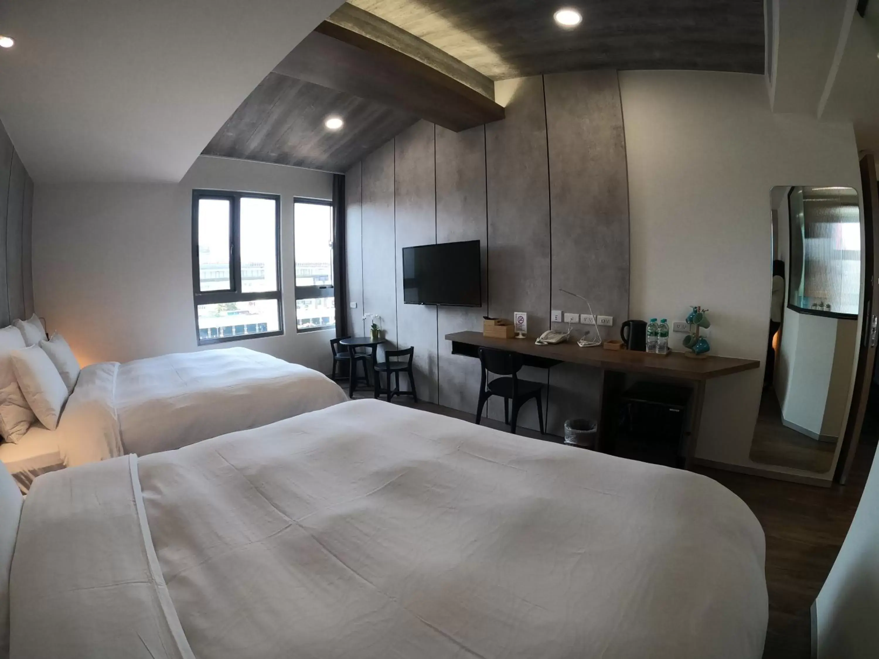 Photo of the whole room in Watermark Hotel Kaohsiung Main Station