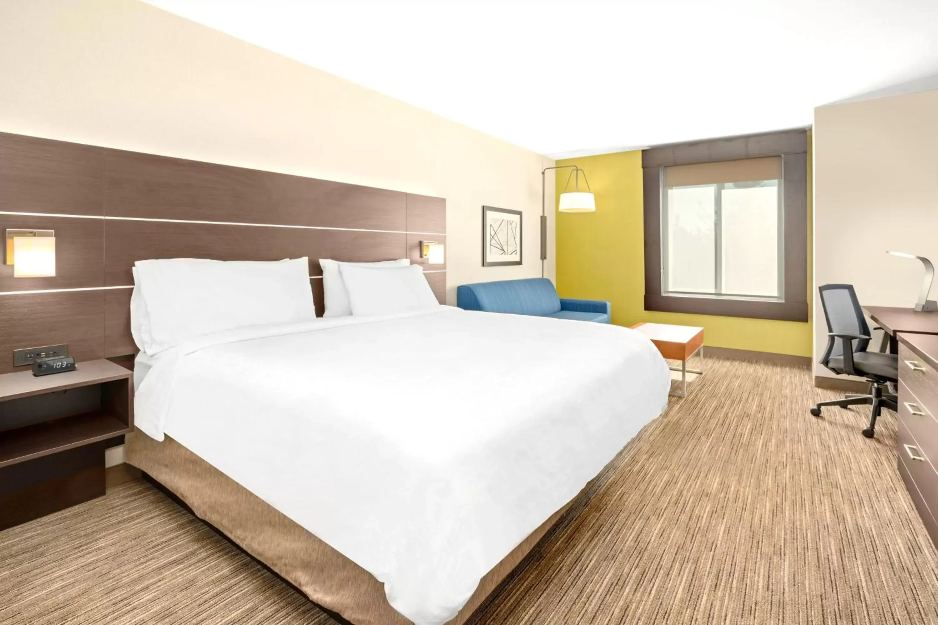 Photo of the whole room, Bed in Holiday Inn Express Hotel & Suites Marysville, an IHG Hotel