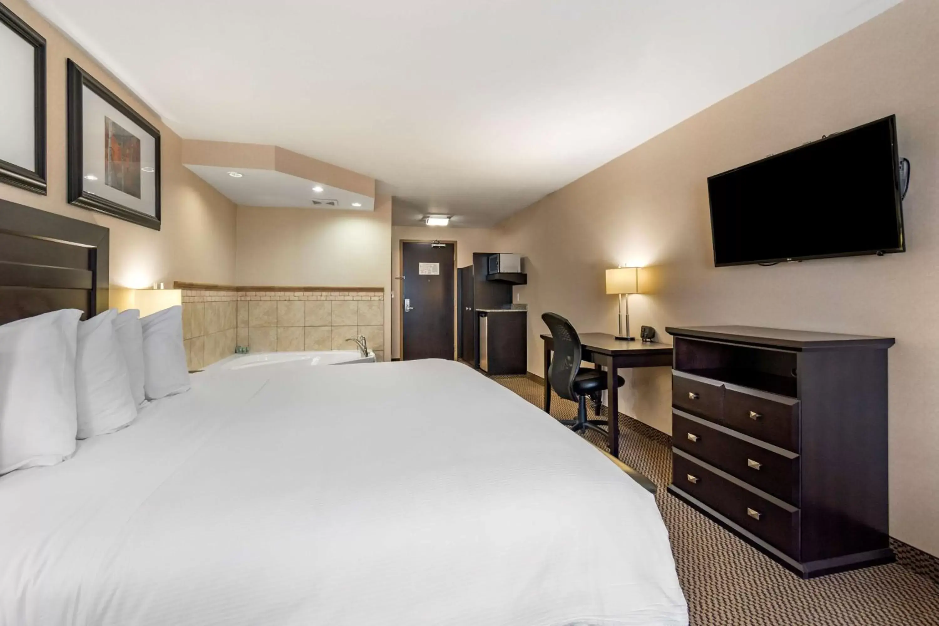 Bedroom, Bed in Best Western Bonnyville Inn & Suites