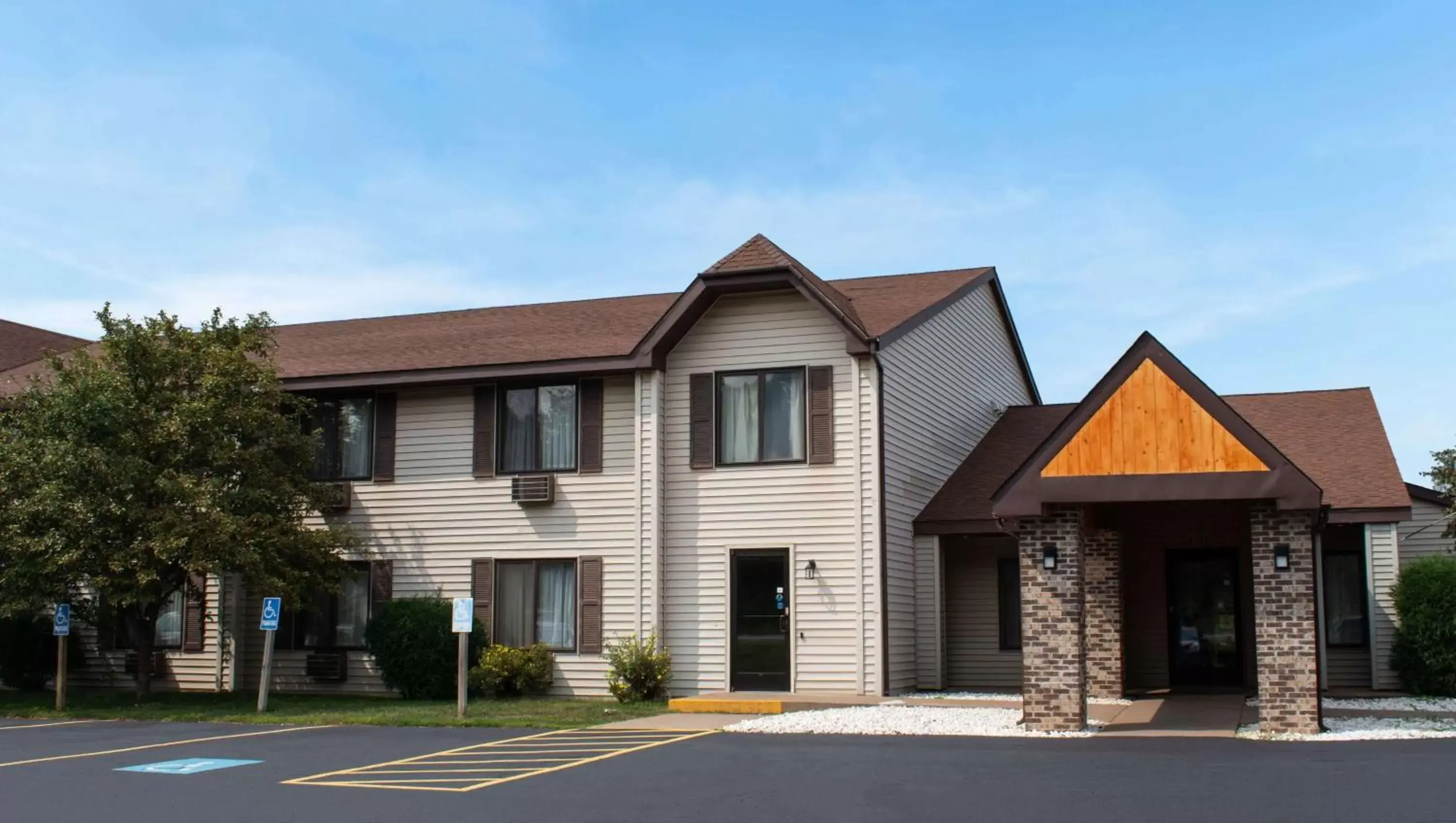 Property Building in Magnuson Hotel Country Inn