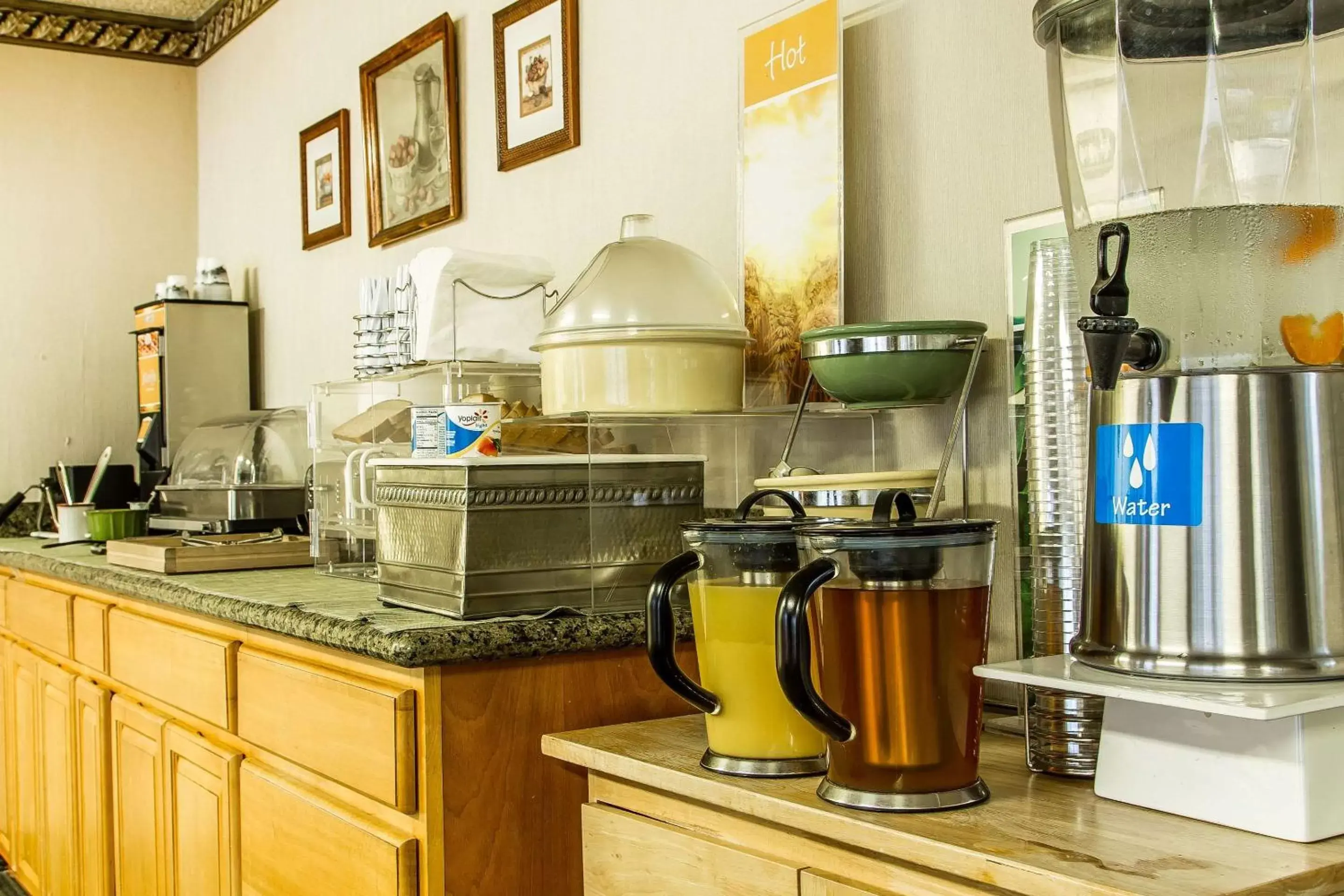 Restaurant/places to eat, Kitchen/Kitchenette in Quality Inn & Suites Santa Clara