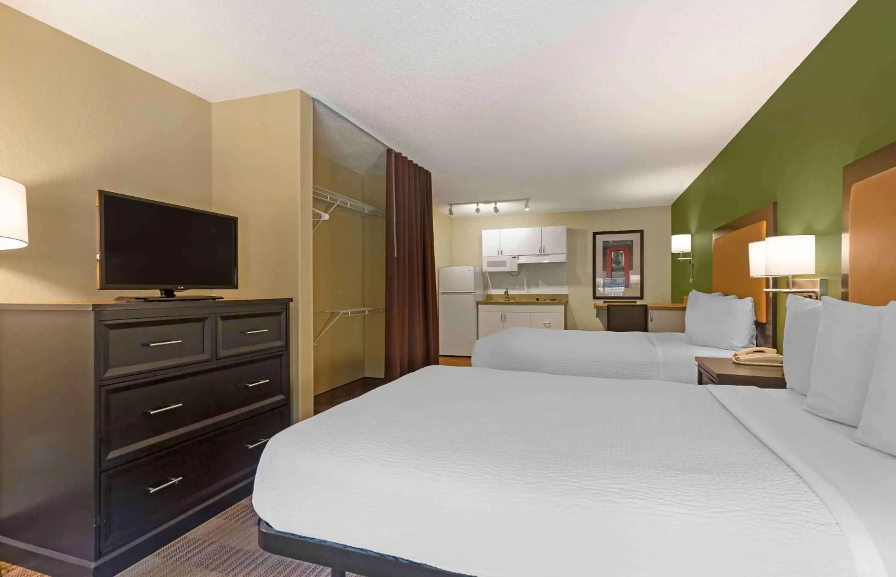 Bedroom, Bed in Extended Stay America Suites - Washington, DC - Falls Church - Merrifield