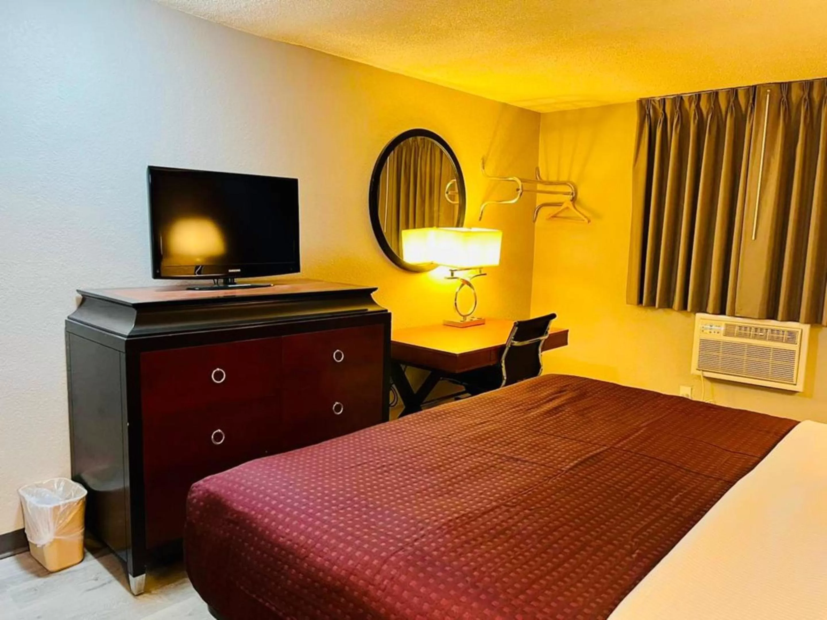 Bedroom, Bed in Super 8 by Wyndham Benton Harbor St Joseph