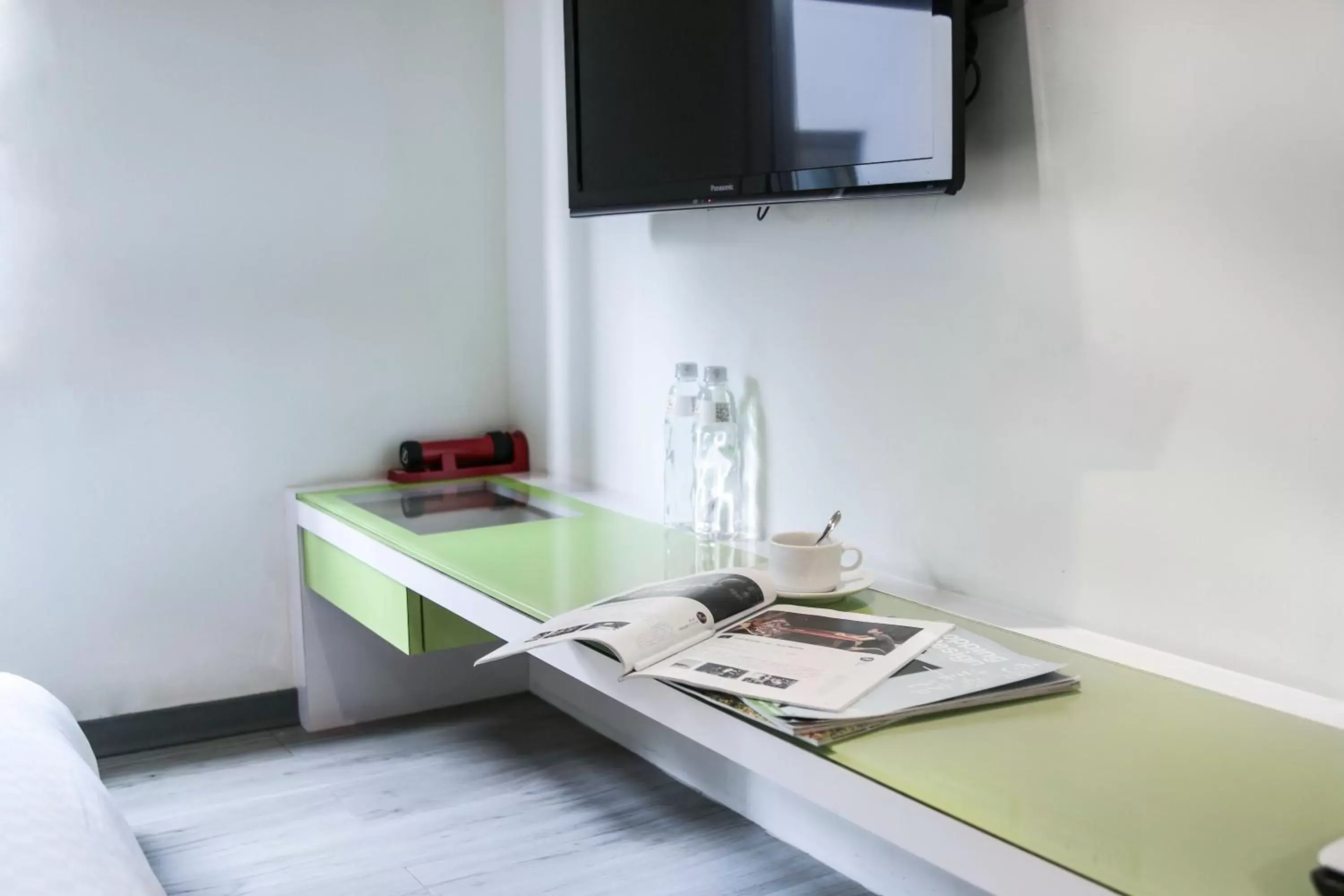 Photo of the whole room, TV/Entertainment Center in CityInn Hotel Plus - Taichung Station Branch