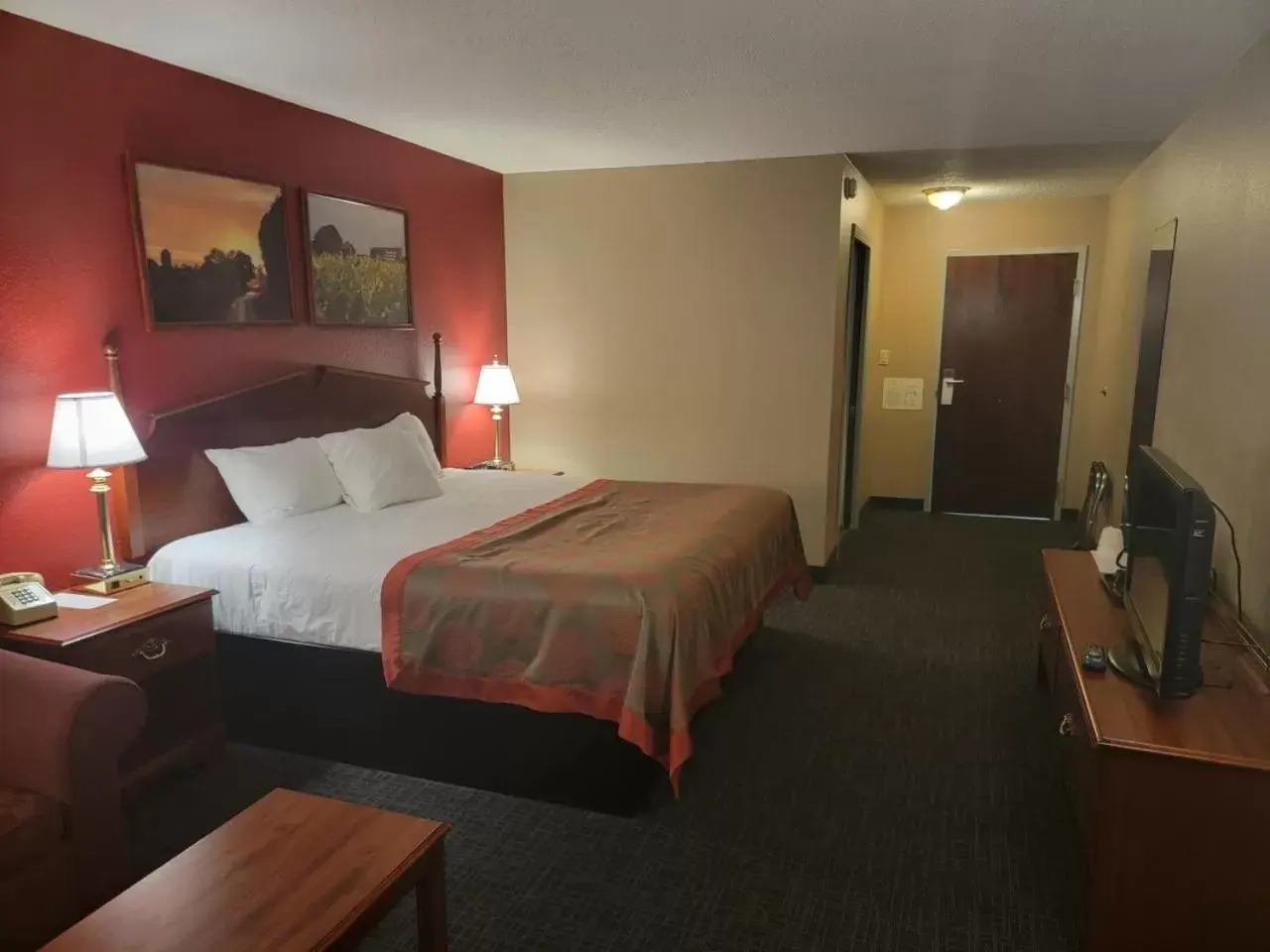 Photo of the whole room, Bed in Ramada by Wyndham Angola/Fremont Area