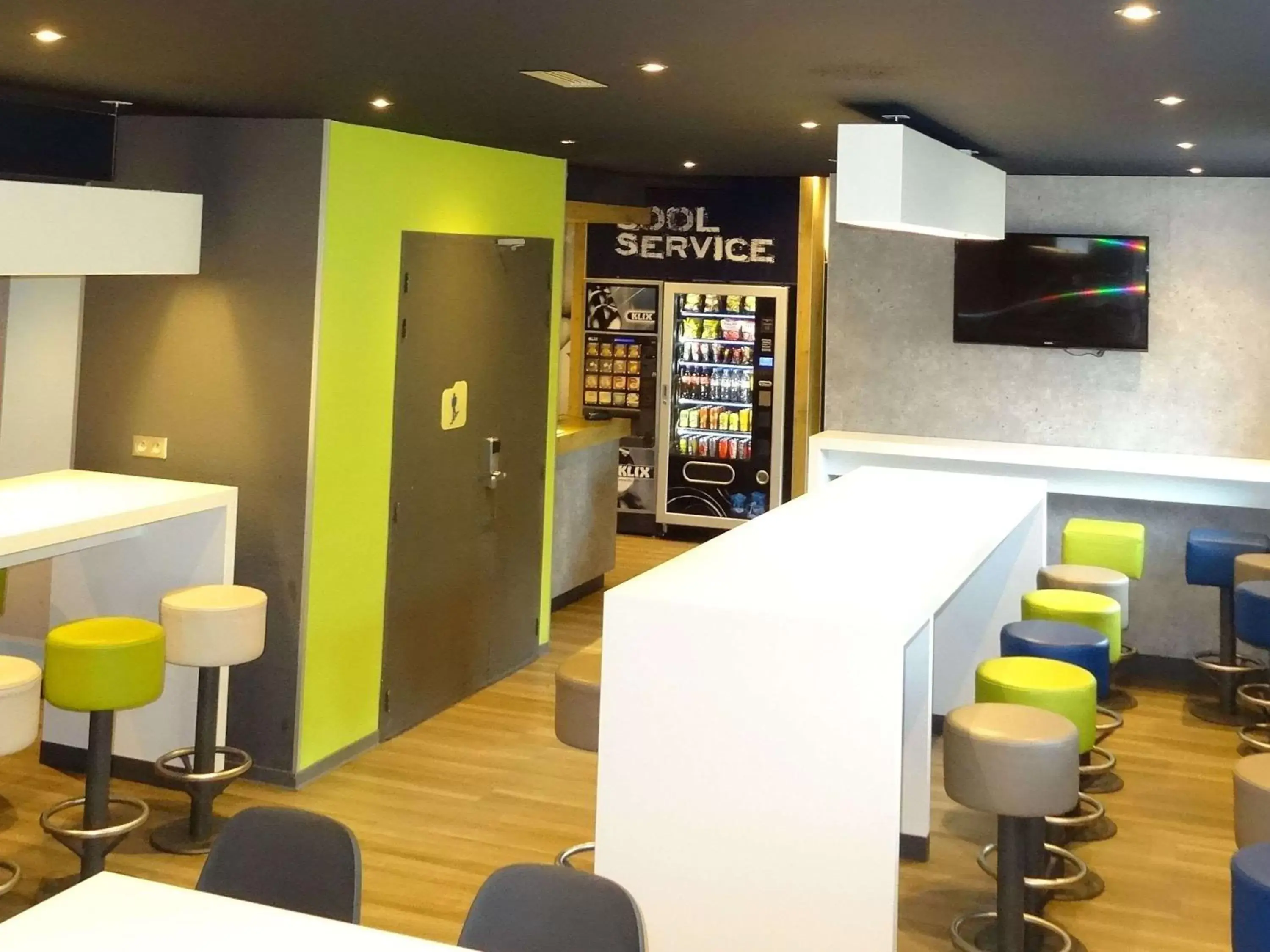 Property building, Lounge/Bar in ibis Budget Caen Centre Gare