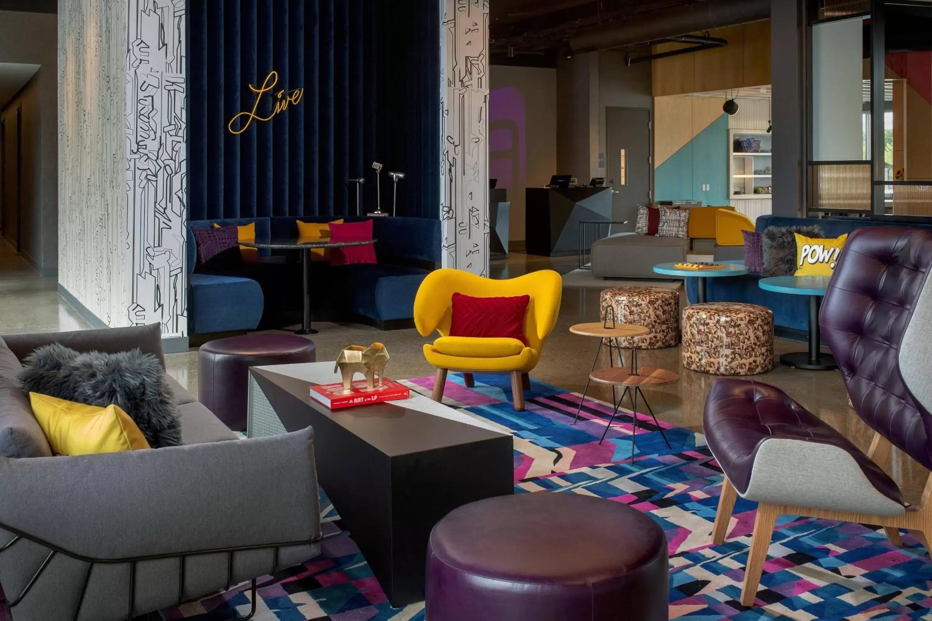 Lounge or bar in Aloft Atlanta at The Battery Atlanta