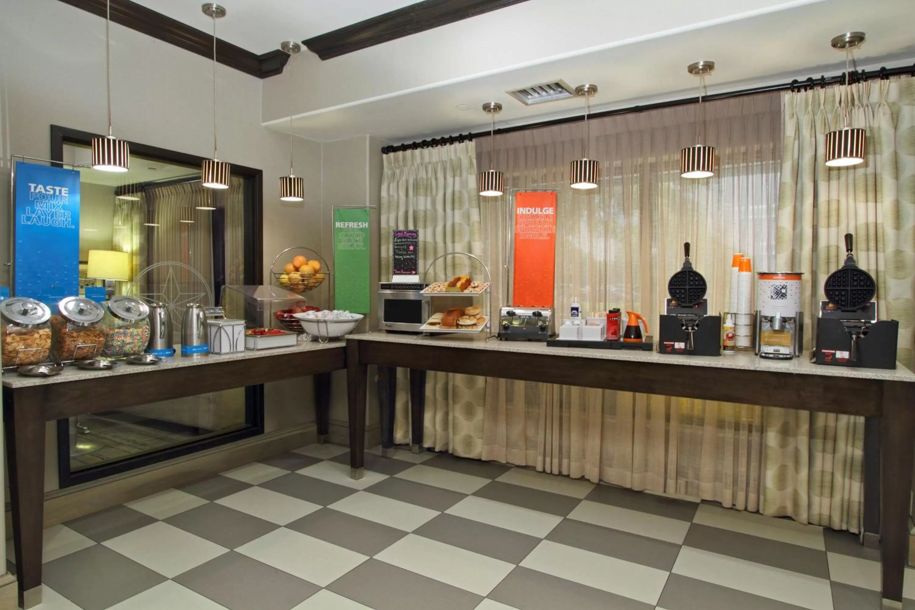 Dining area in Hampton by Hilton Austin South - I-35 & Ben White