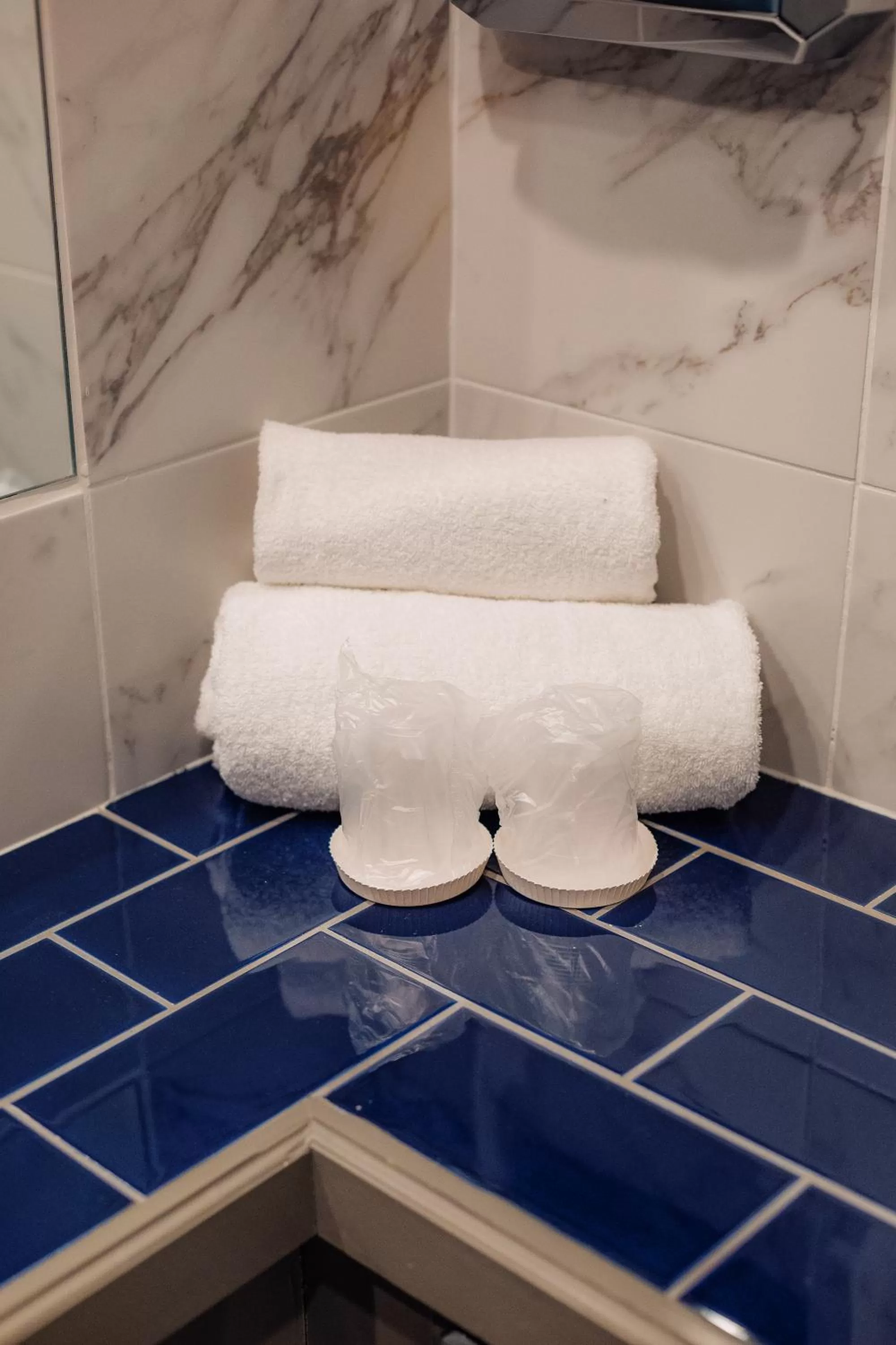 Bathroom, Bed in Hotel Imperial Dundalk