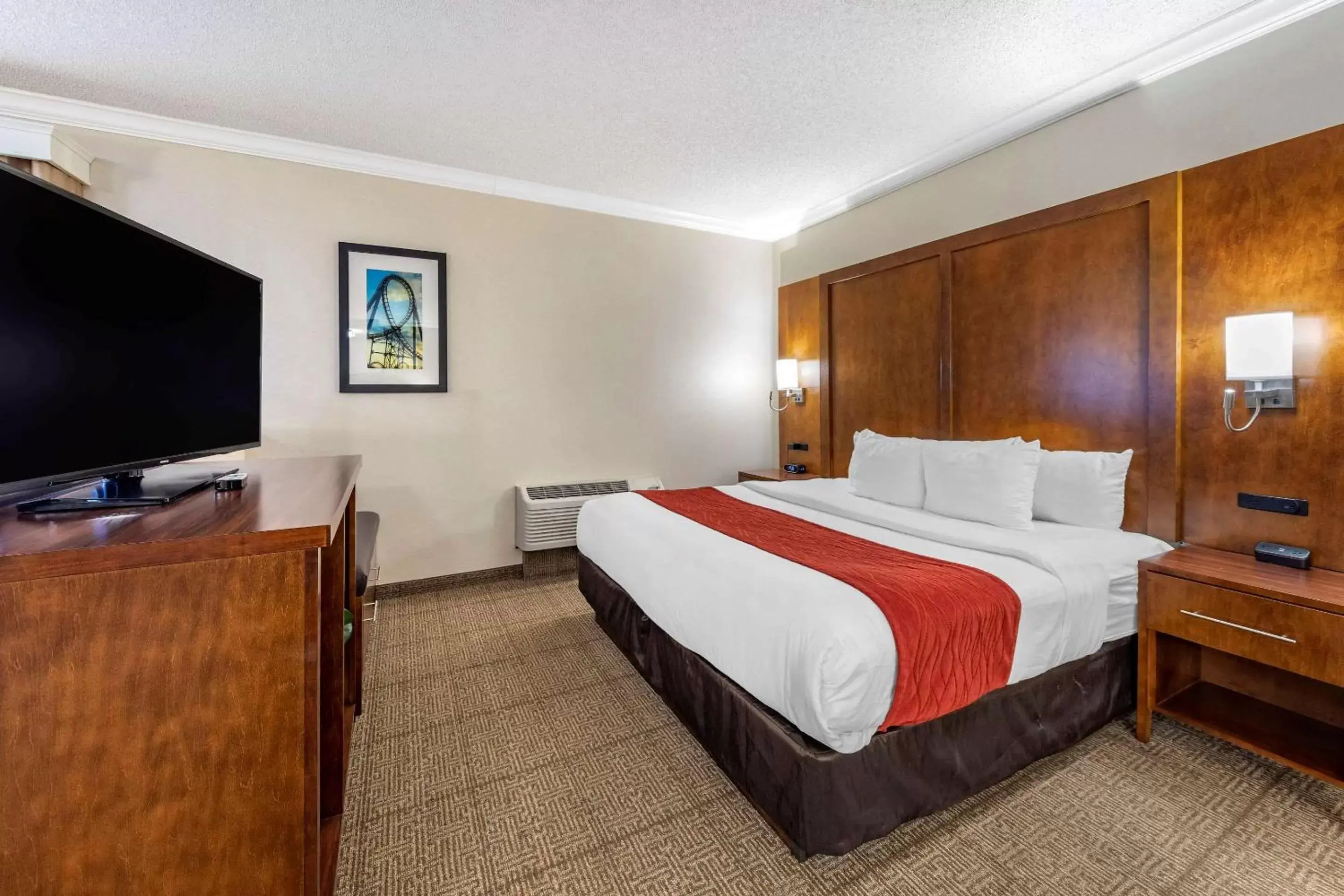 Photo of the whole room, Bed in Comfort Suites Near Six Flags Magic Mountain