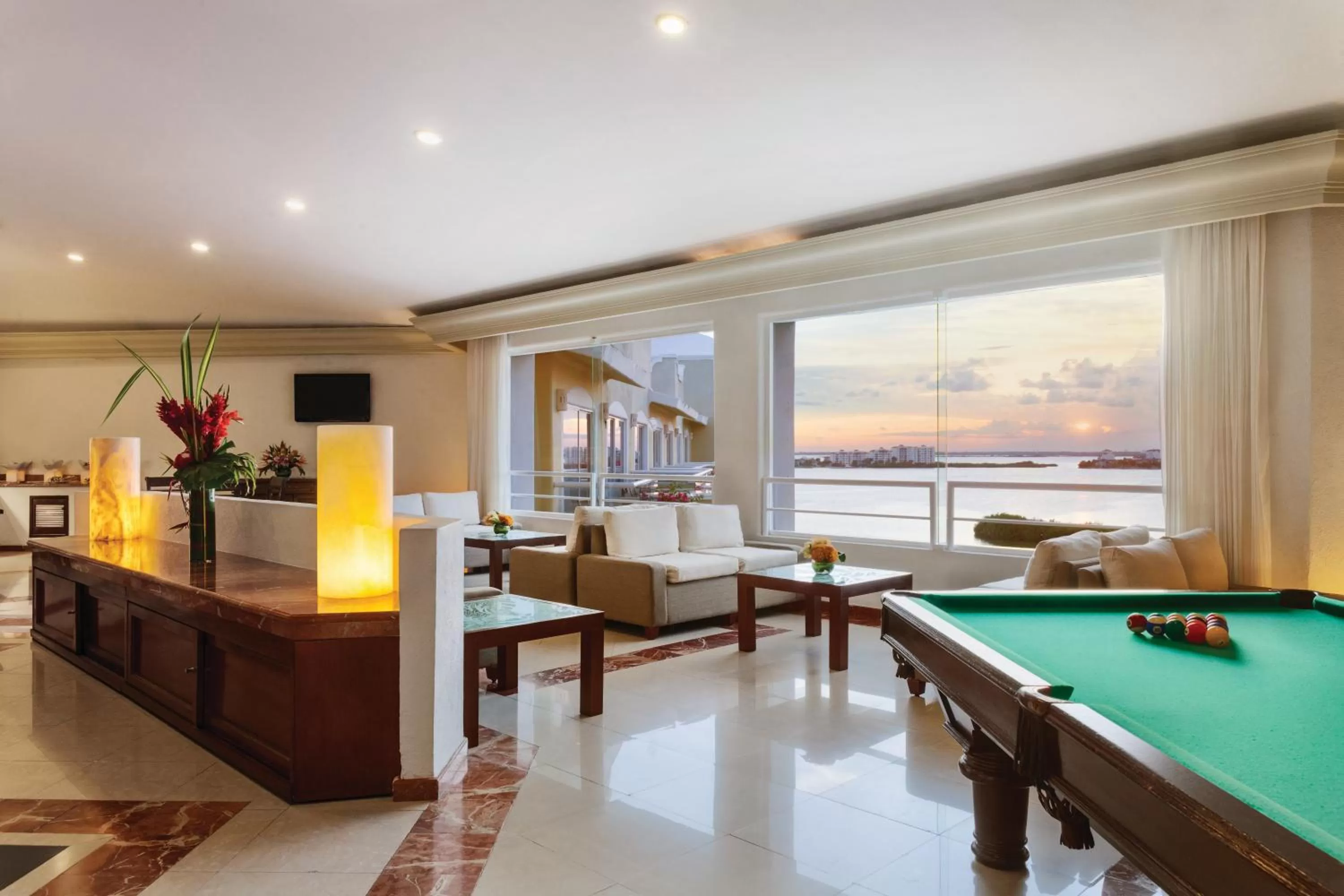 Communal lounge/ TV room in Wyndham Alltra Cancun All Inclusive Resort