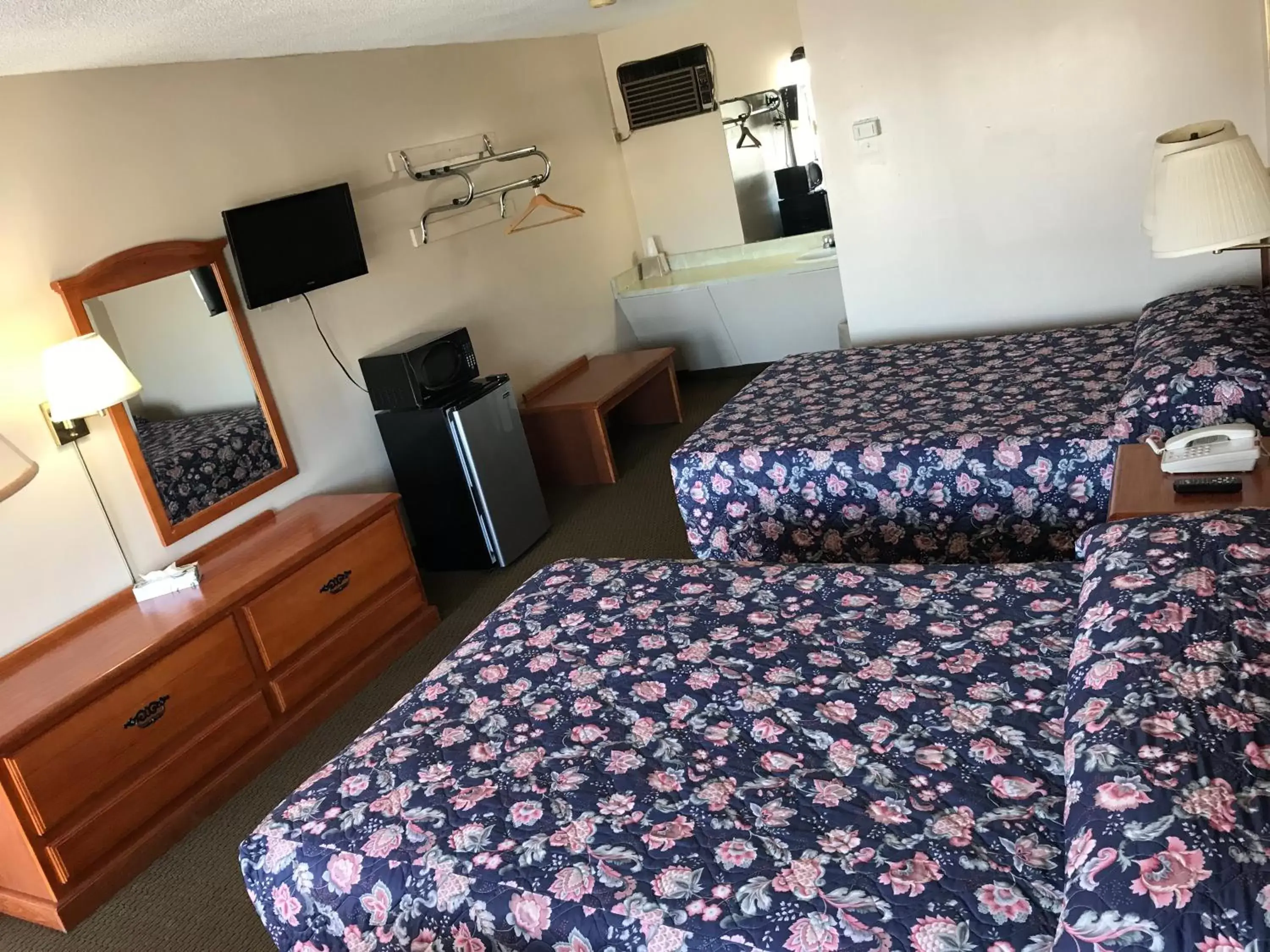 Bed in Parkview Motel