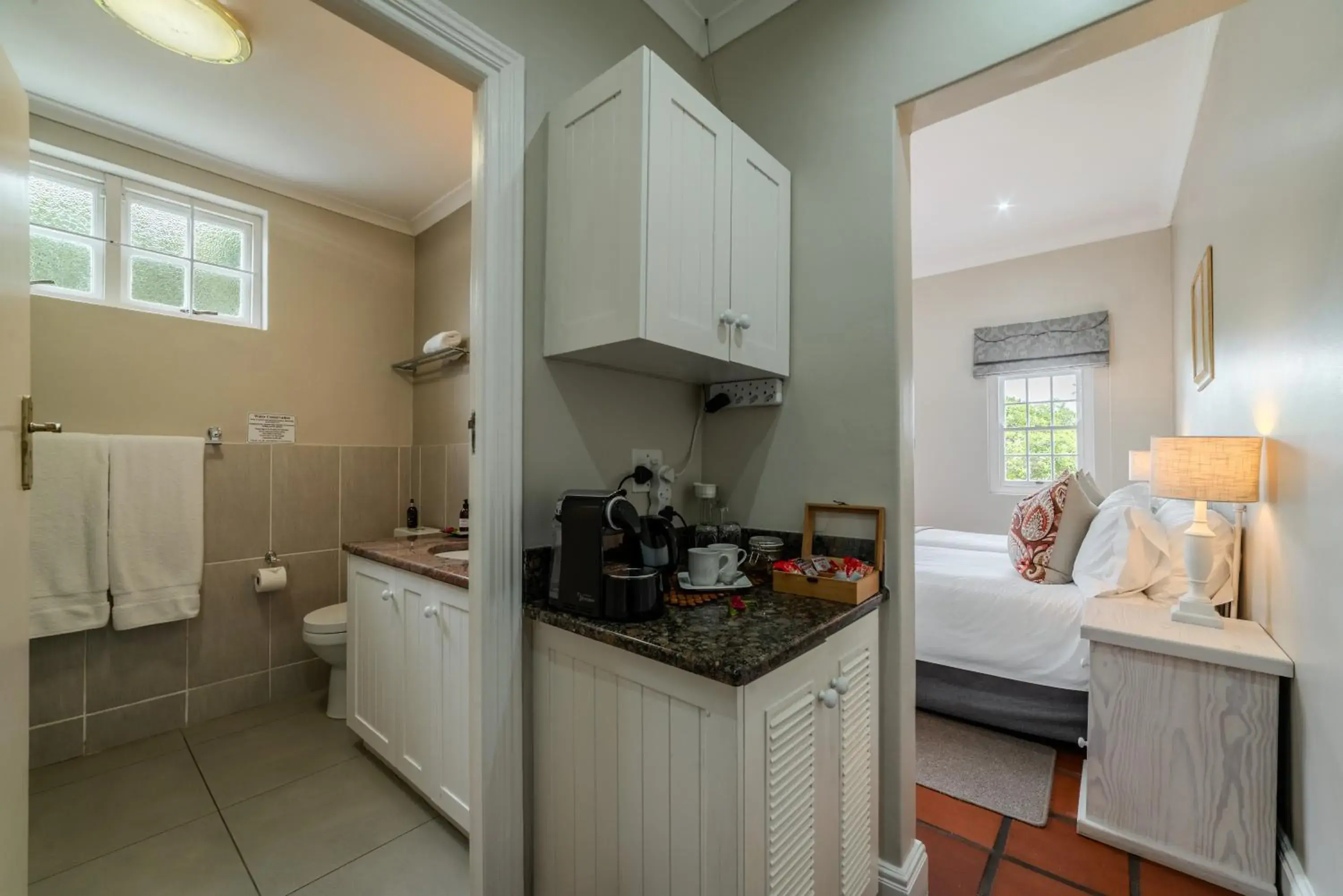 Bathroom, Kitchen/Kitchenette in Eikendal Lodge