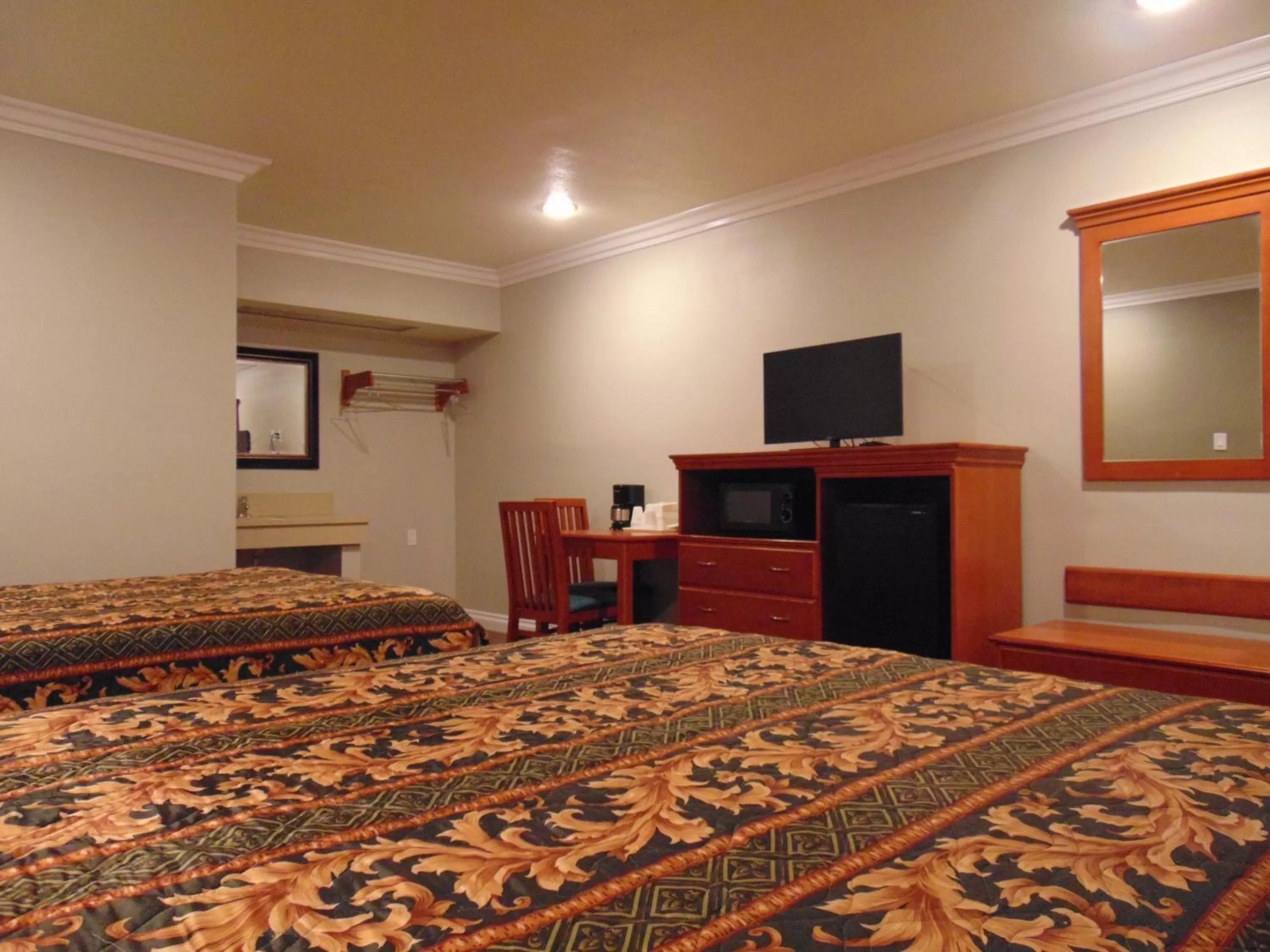 Photo of the whole room, Bed in West Coast Inn Santa Ana