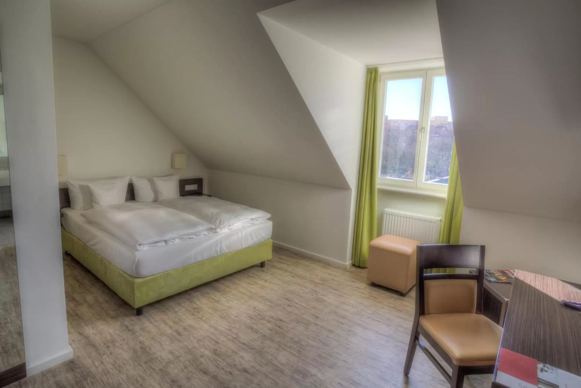 Seating area, Bed in Hotel am Großen Waisenhaus