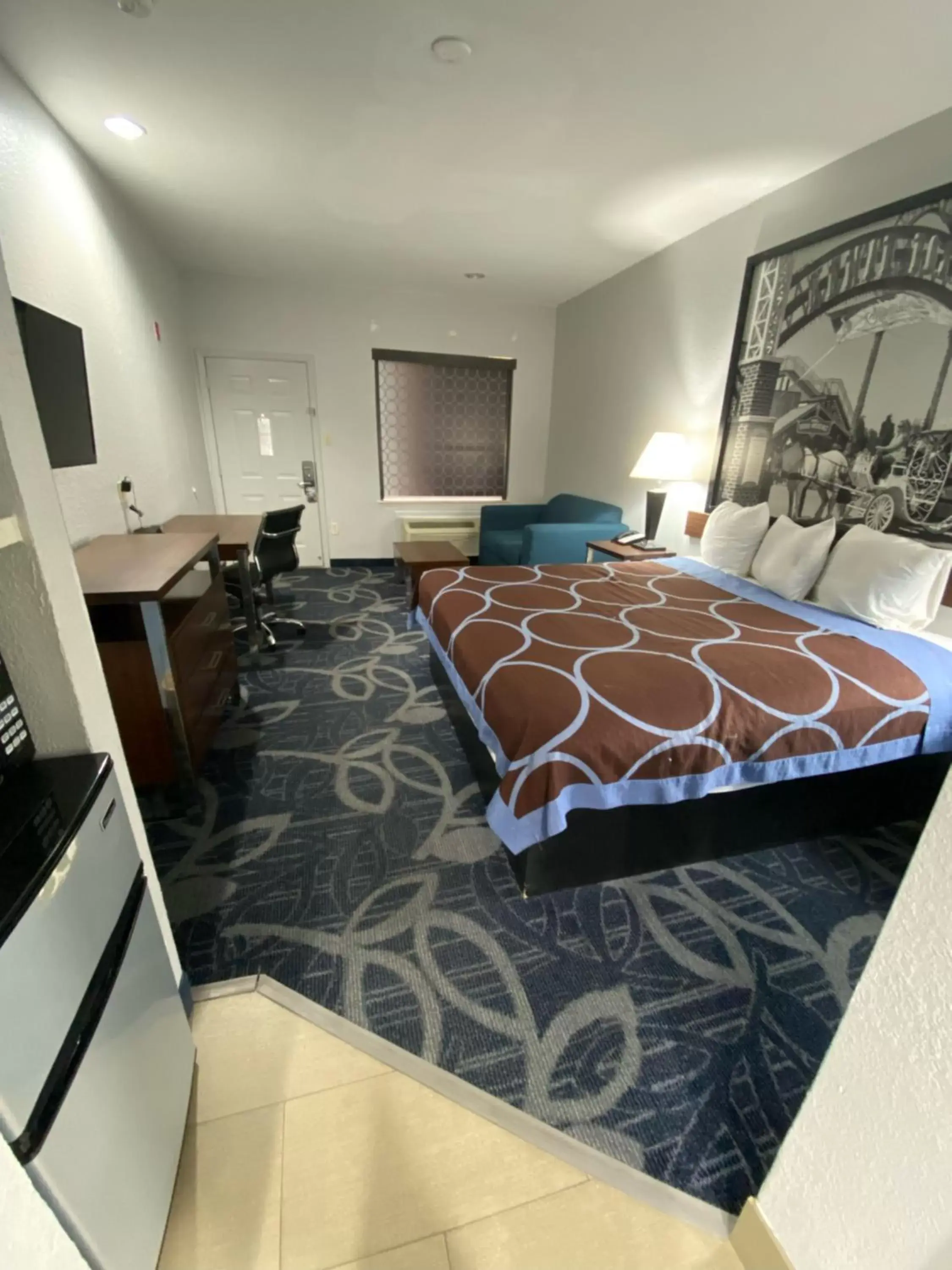 Photo of the whole room, Bed in Super 8 by Wyndham Houston Hobby Airport South