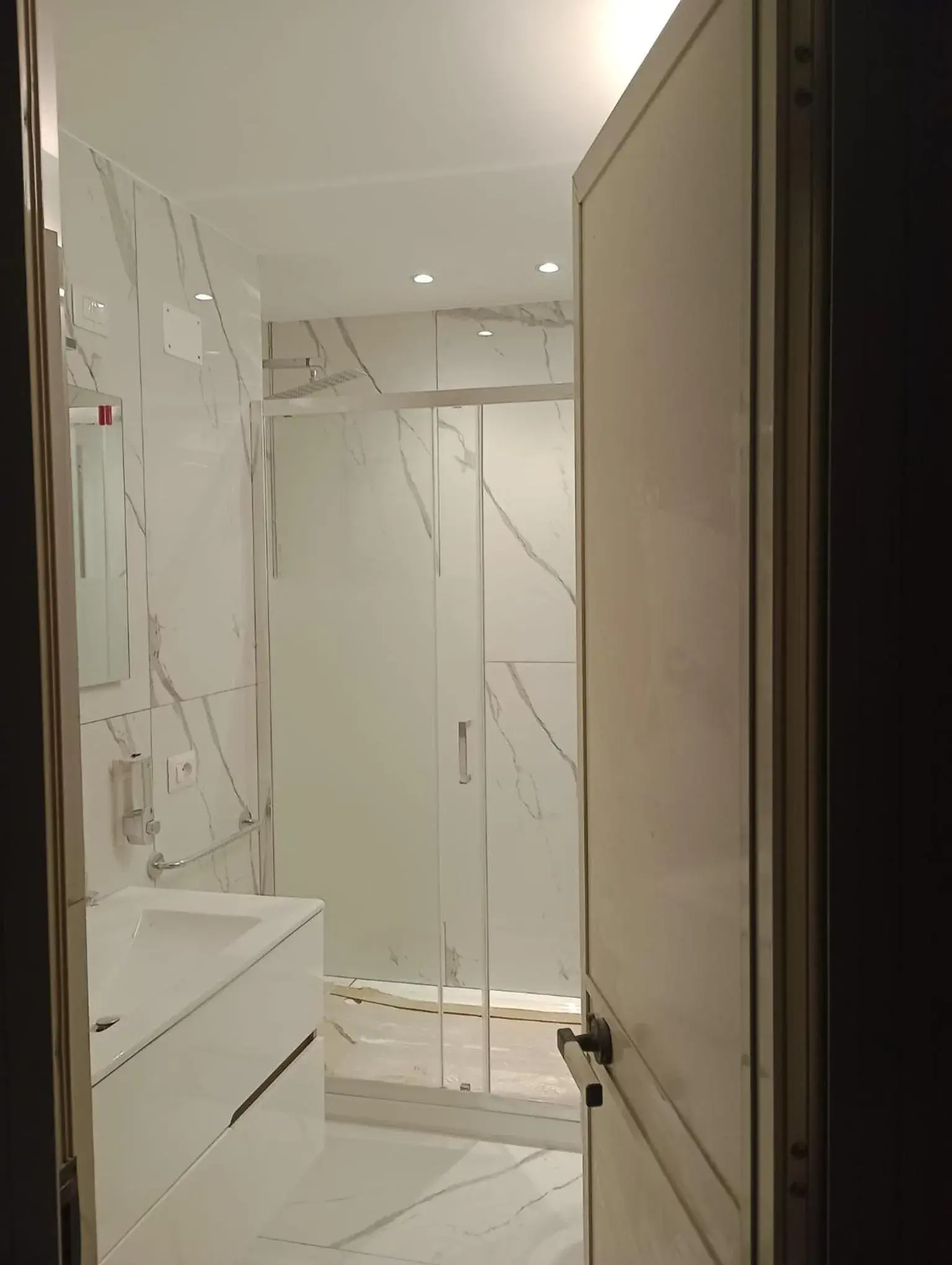 Shower, Bathroom in Hotel Centrale Europa